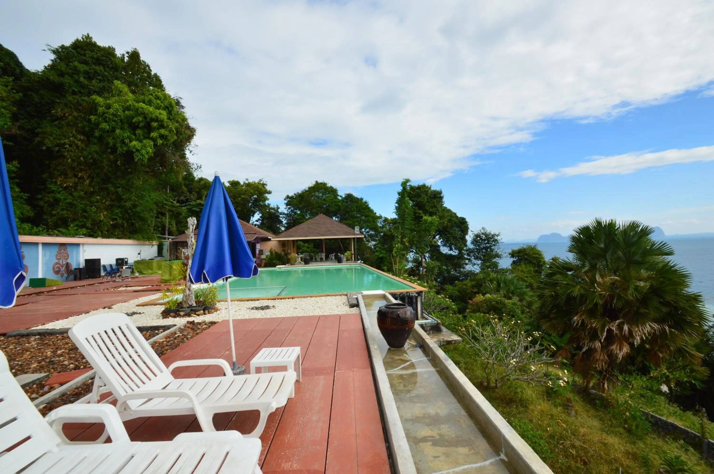 Swimming pool in Koh Ngai Cliff Beach Resort