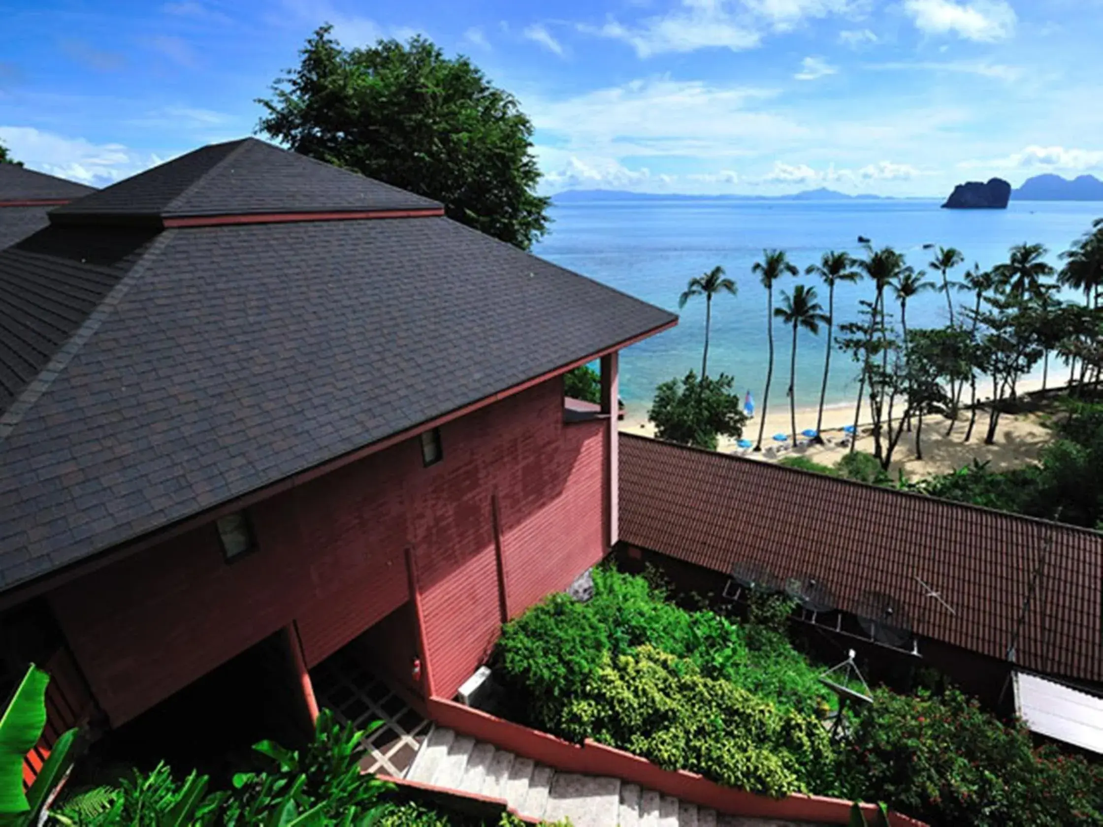 Facade/entrance in Koh Ngai Cliff Beach Resort Facade/entrance in Koh Ngai Cliff Beach Resort