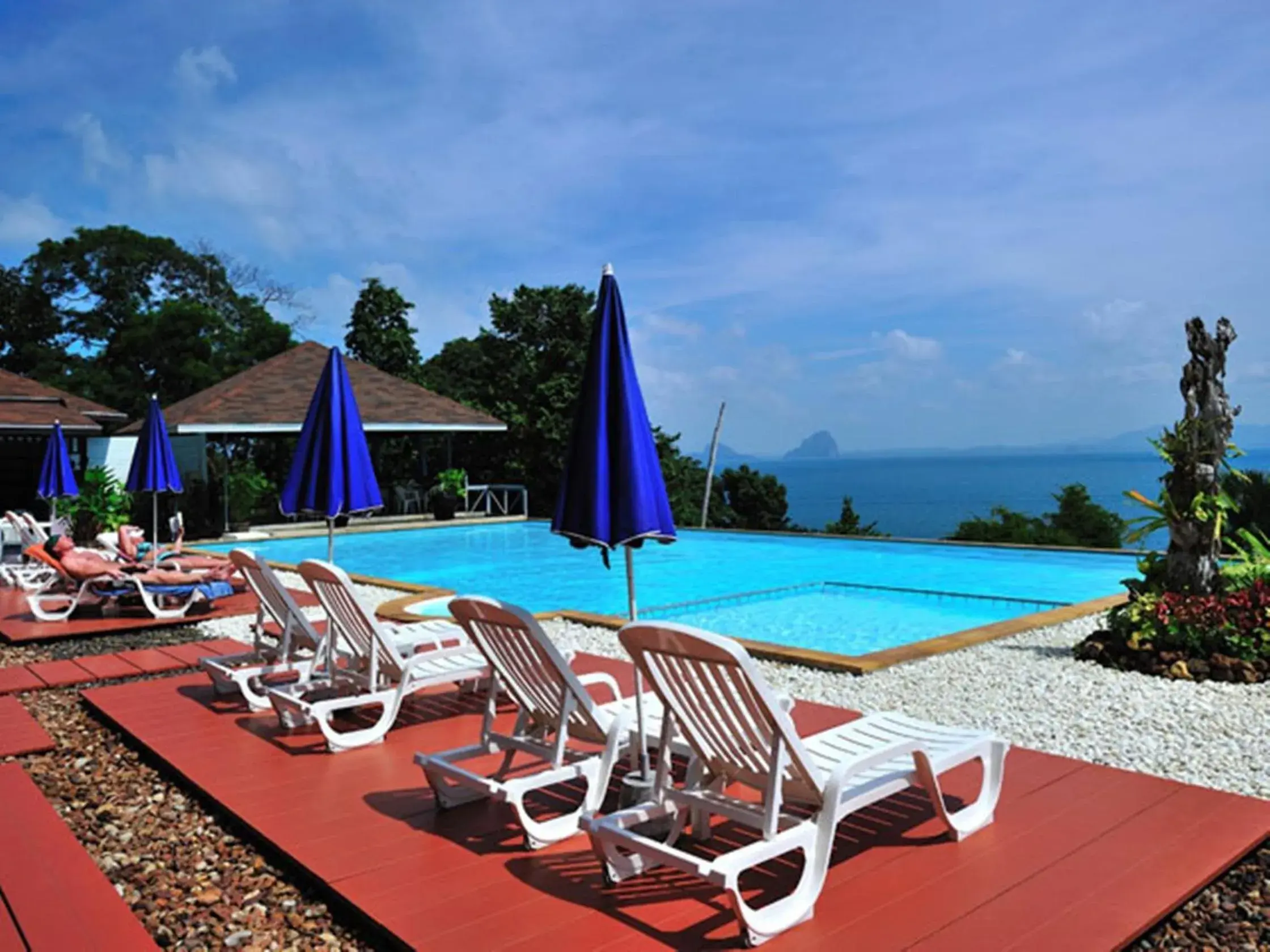 Swimming pool in Koh Ngai Cliff Beach Resort Swimming pool in Koh Ngai Cliff Beach Resort