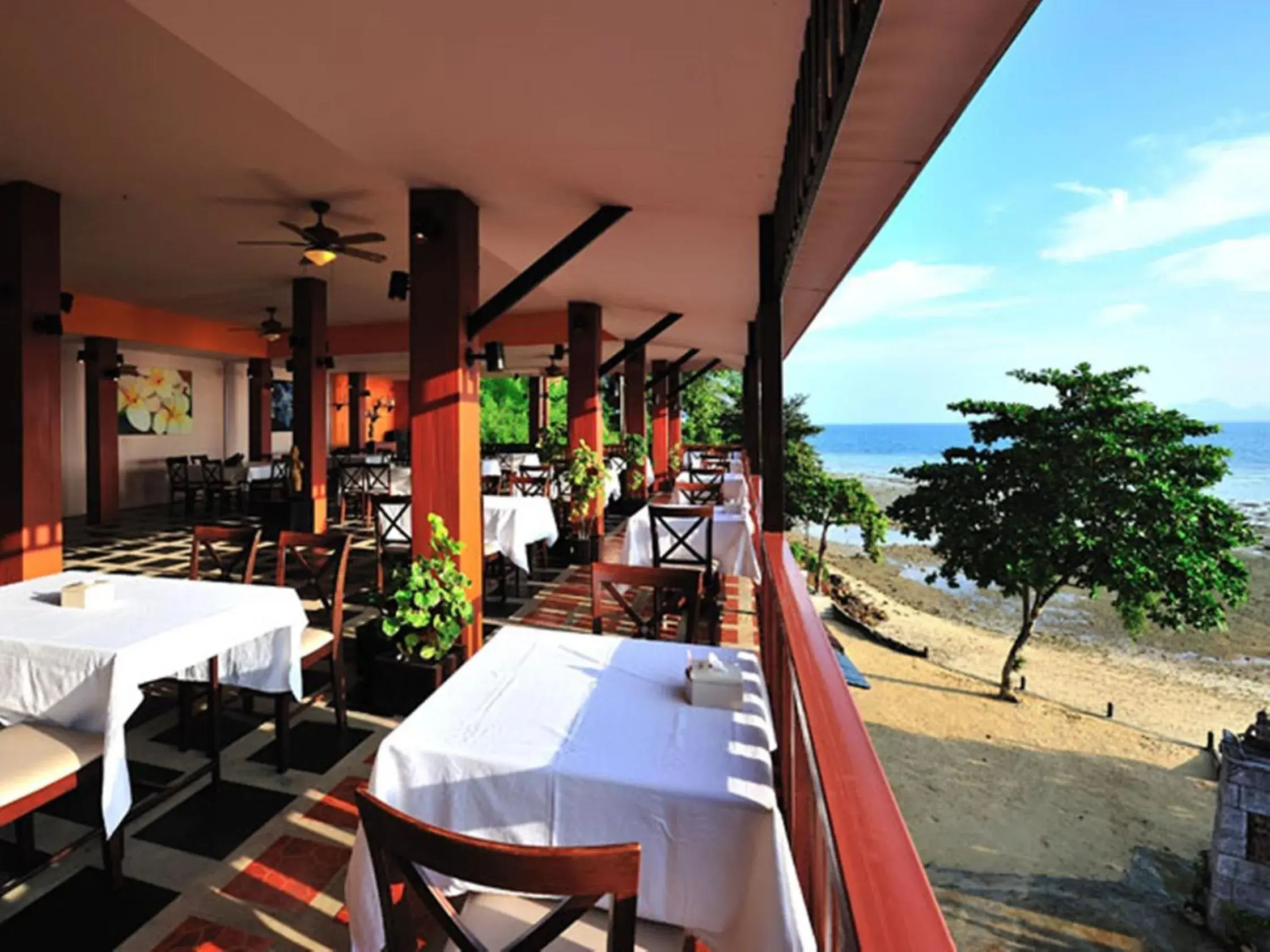 Restaurant/places to eat in Koh Ngai Cliff Beach Resort Restaurant/places to eat in Koh Ngai Cliff Beach Resort