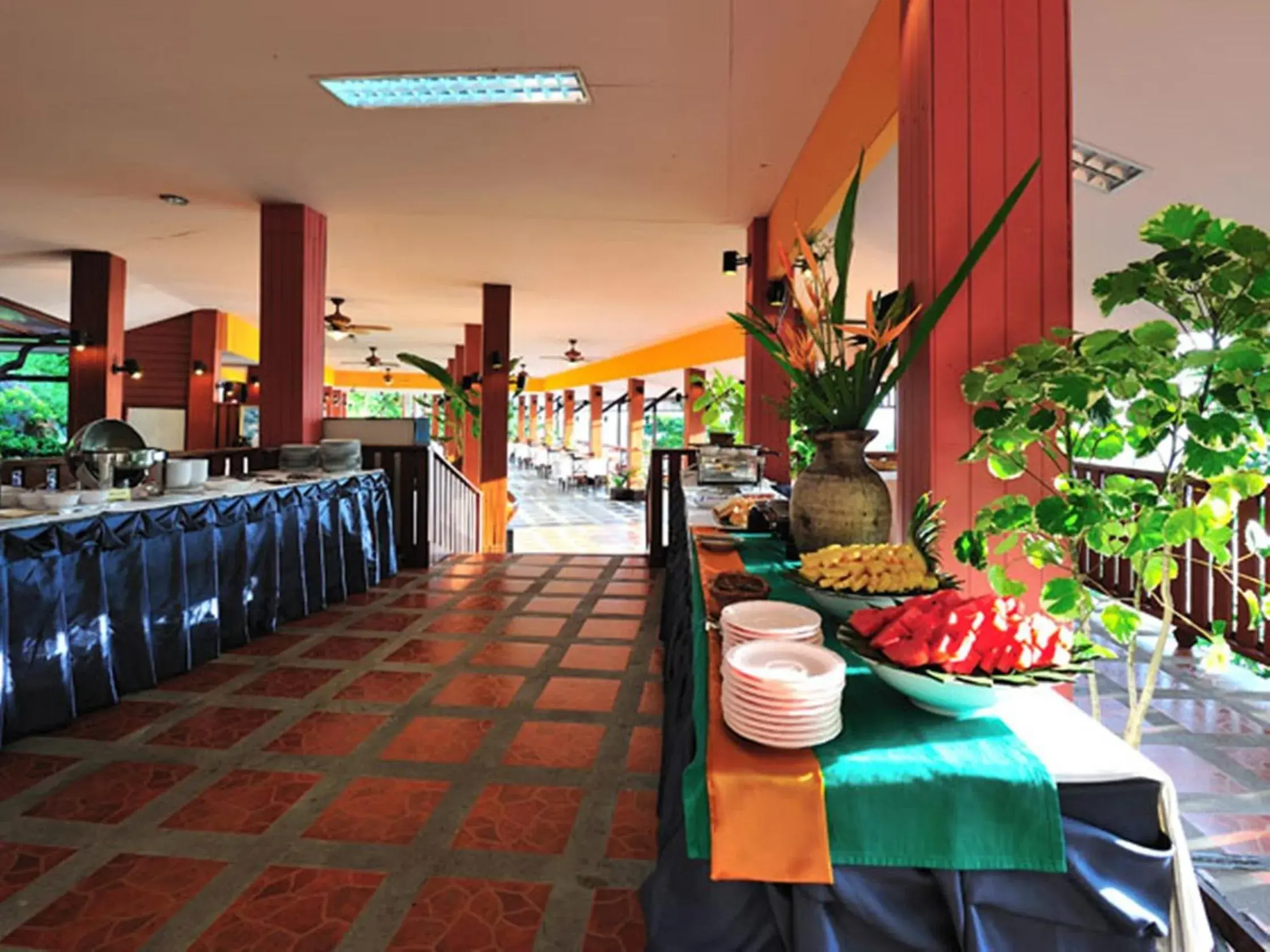 Restaurant/places to eat in Koh Ngai Cliff Beach Resort Restaurant/places to eat in Koh Ngai Cliff Beach Resort