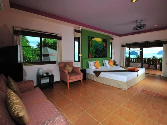 Bed in Koh Ngai Cliff Beach Resort