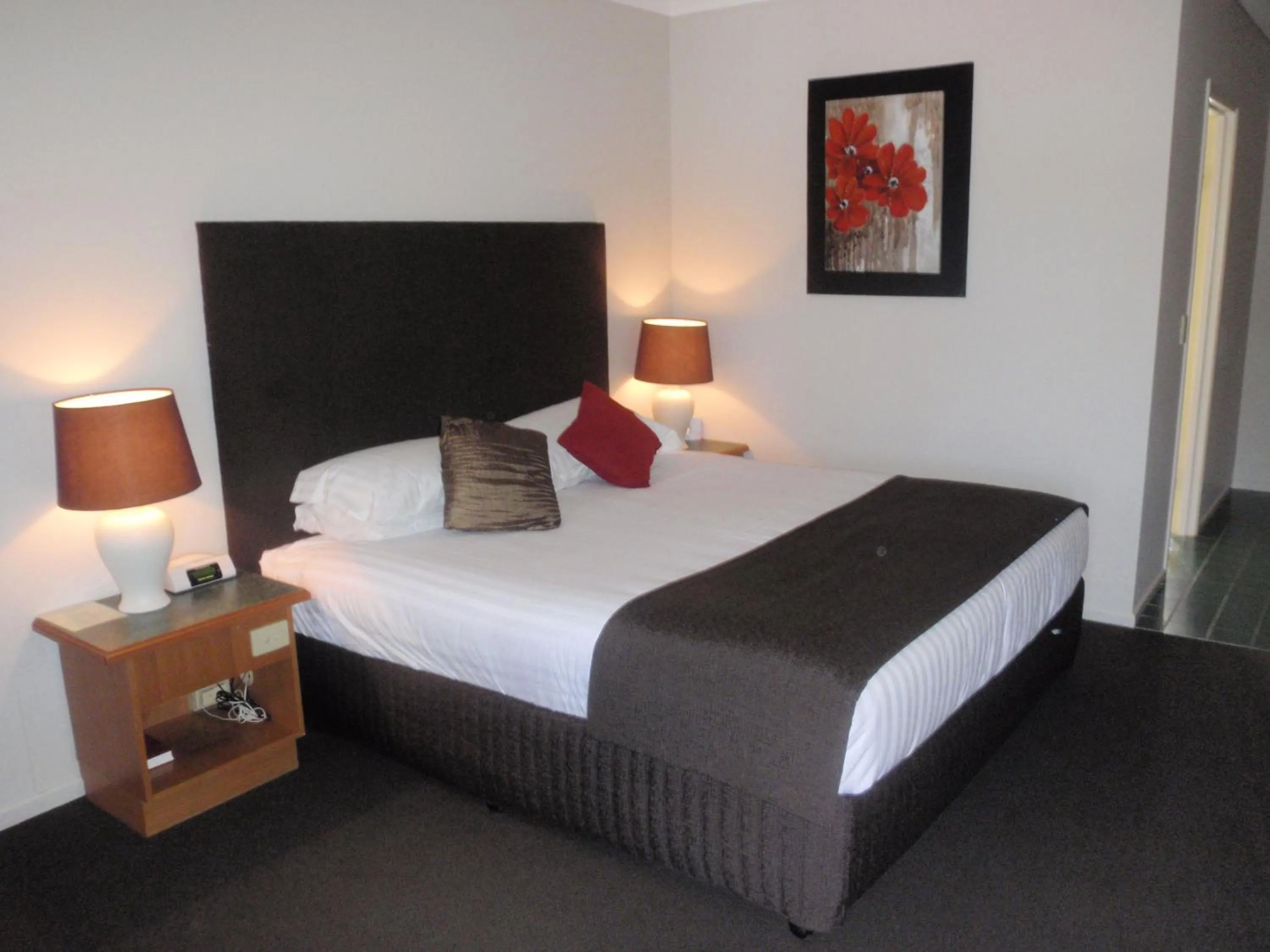 Photo of the whole room, Bed in Puffers Inn