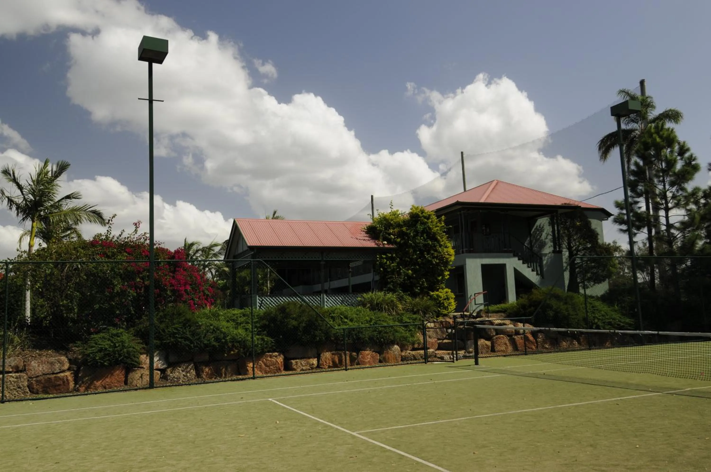 Tennis court in Puffers Inn