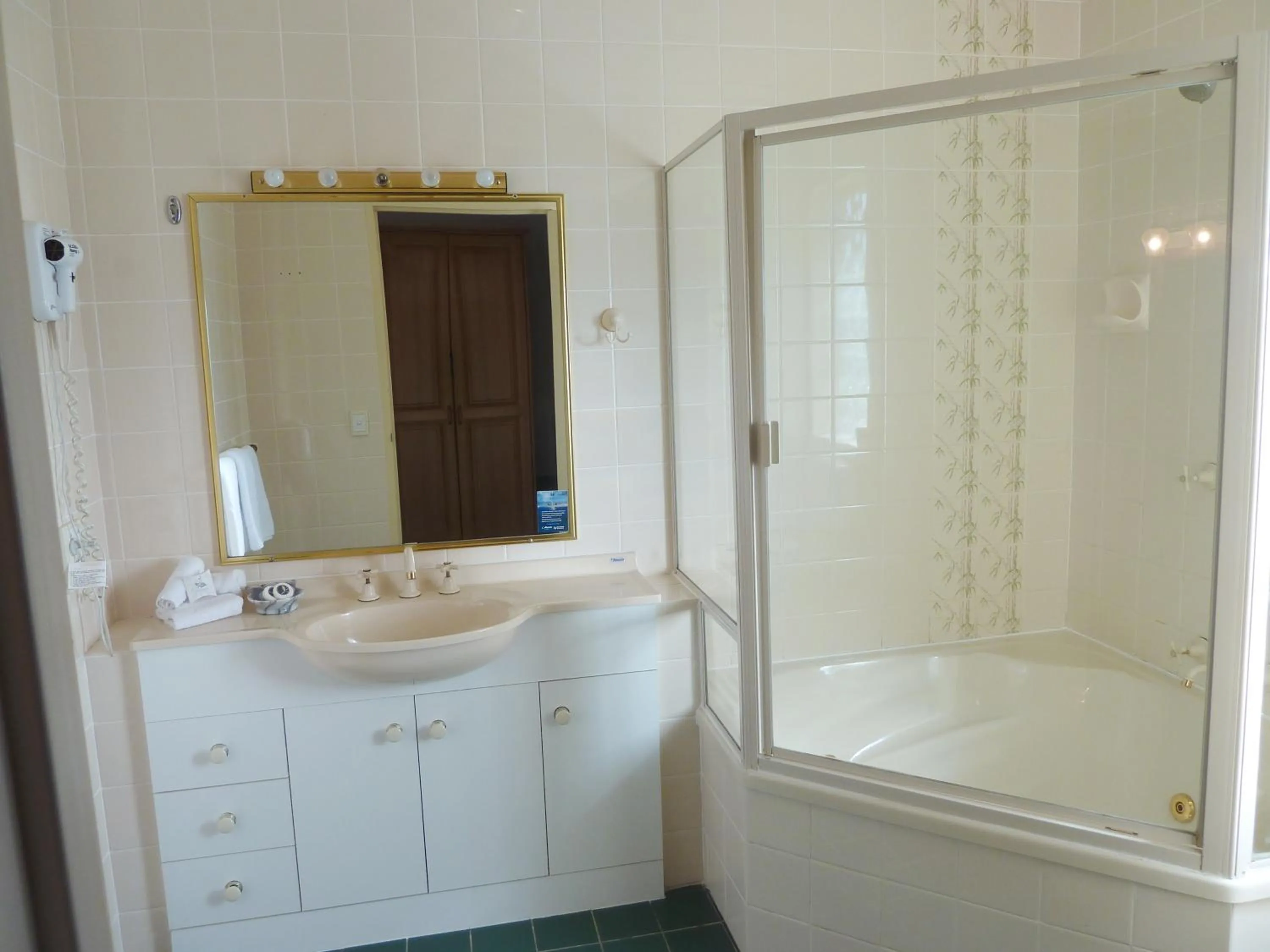 Bathroom in Puffers Inn