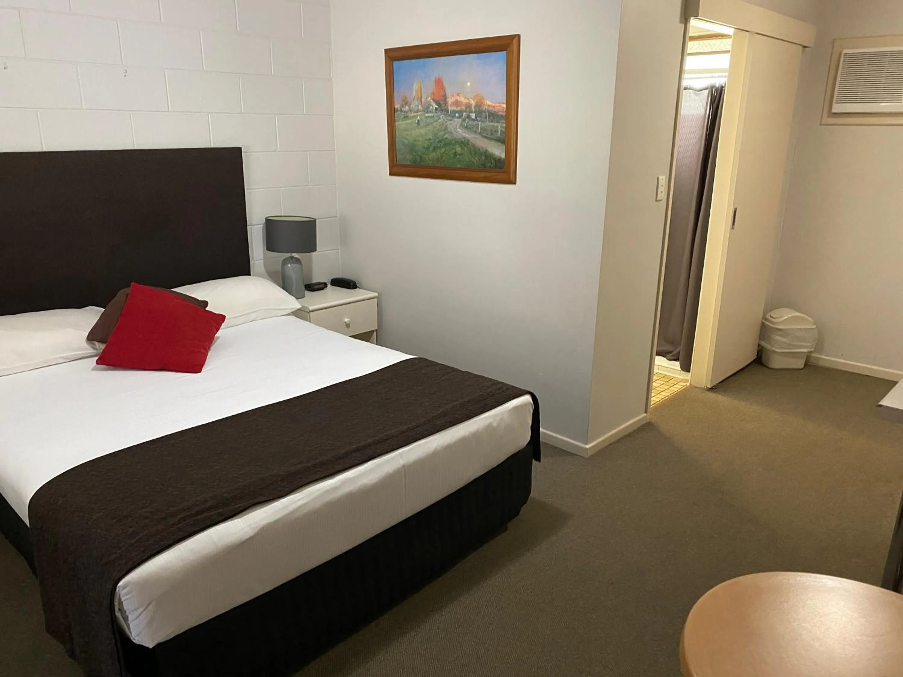 Photo of the whole room, Bed in Puffers Inn