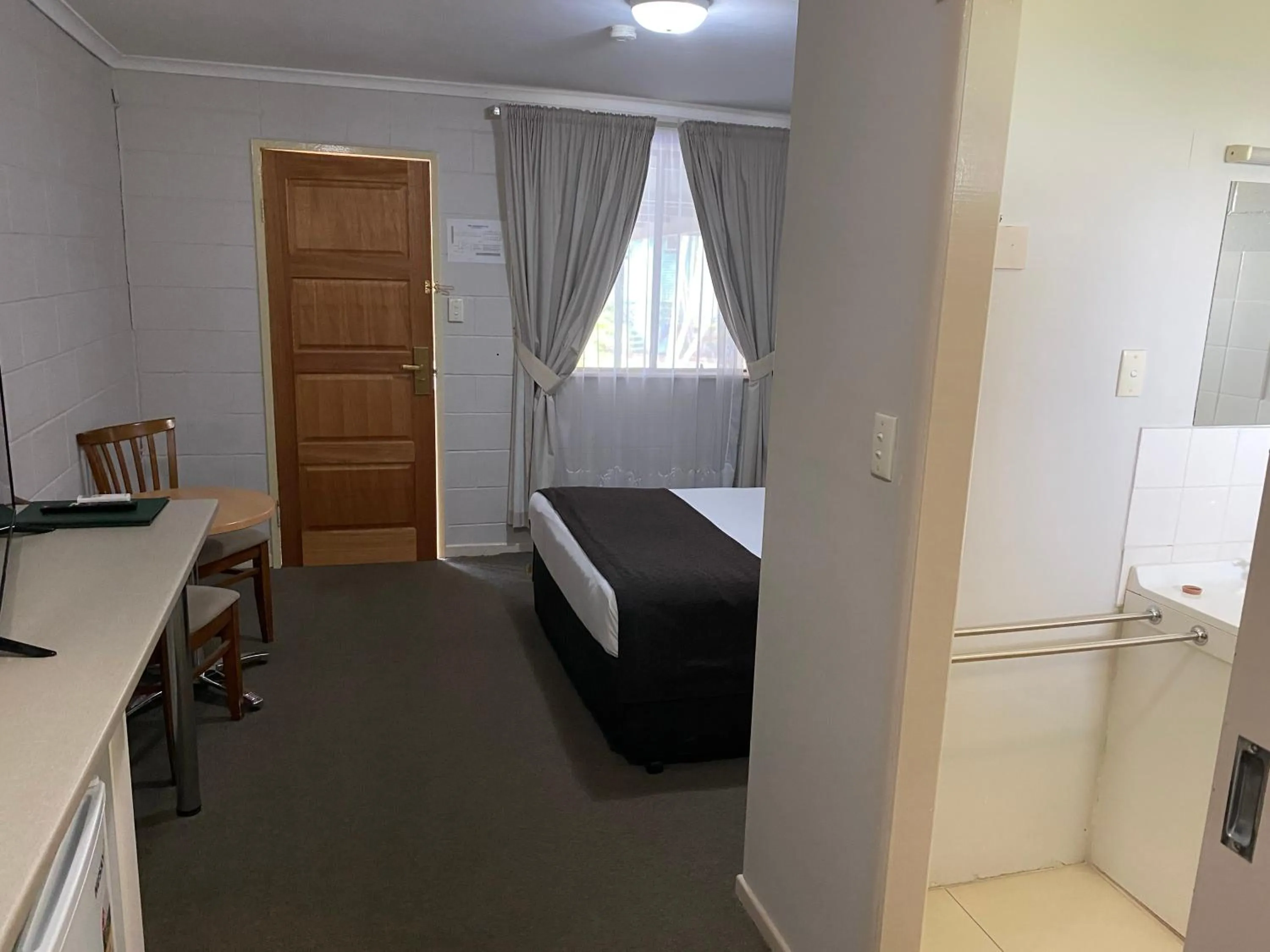 Photo of the whole room, Bed in Puffers Inn