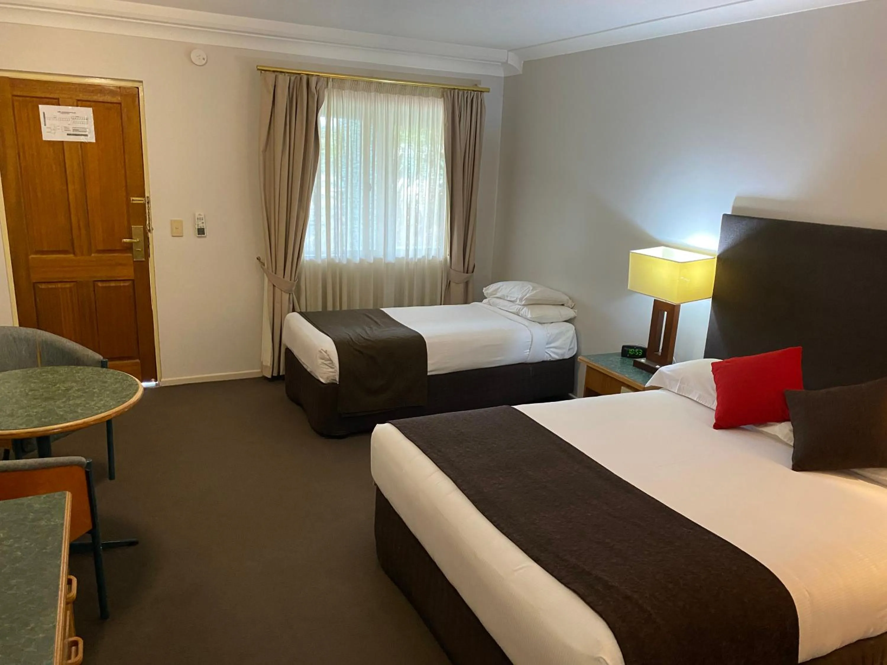 Photo of the whole room, Bed in Puffers Inn