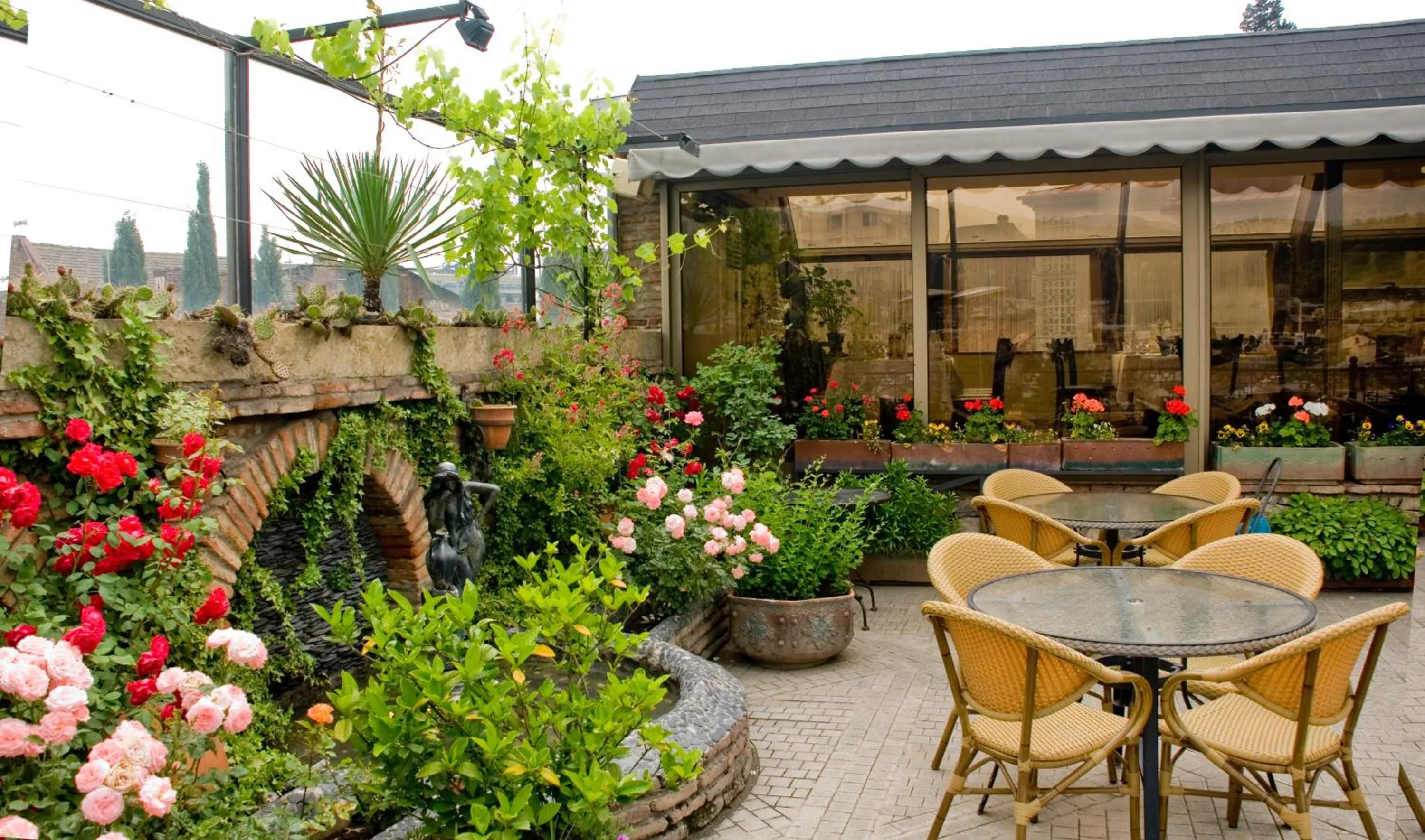 Restaurant/places to eat in Hotel Kopala