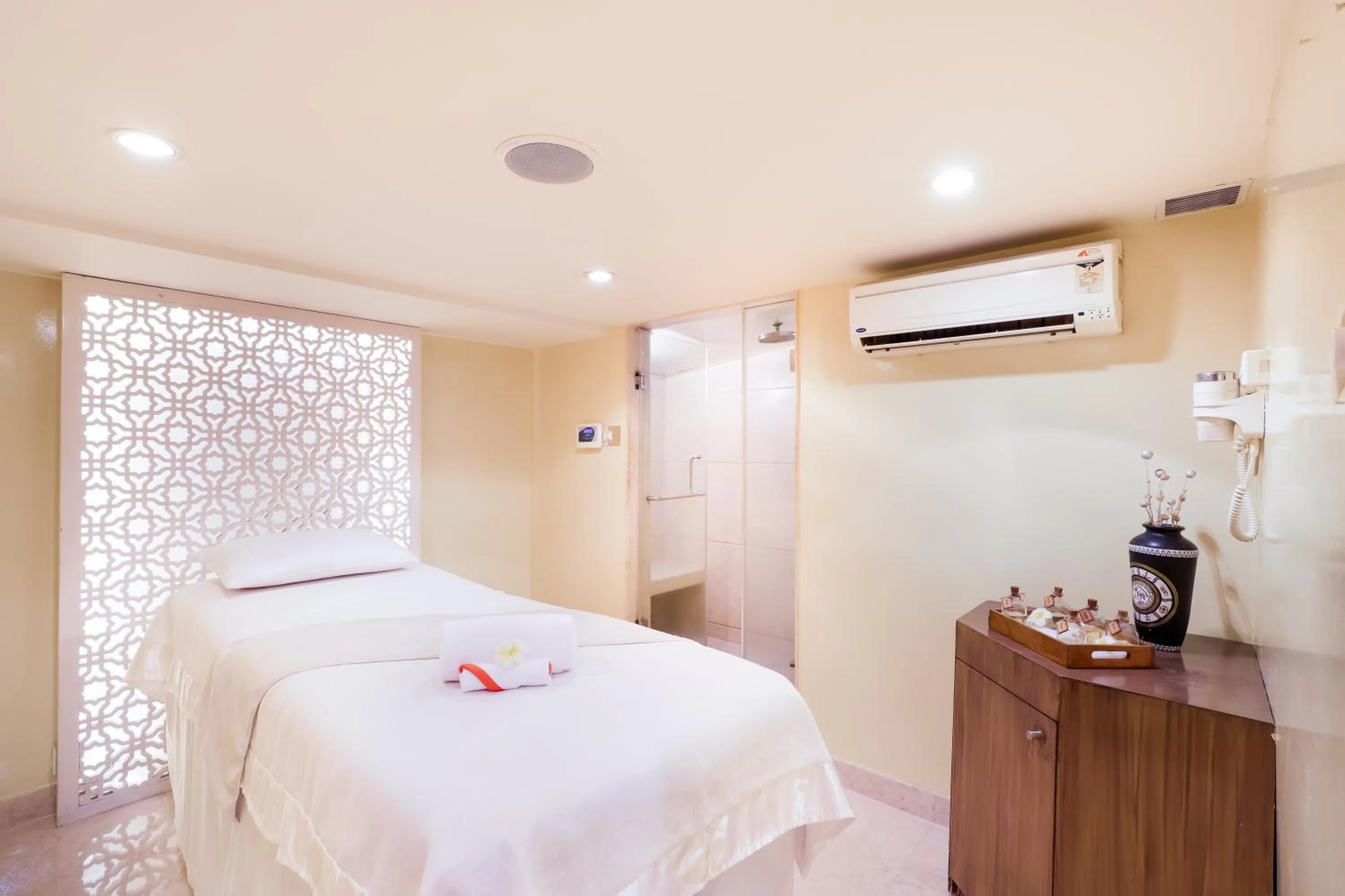 Bed in Lemon Tree Premier, Ulsoor Lake, Bengaluru