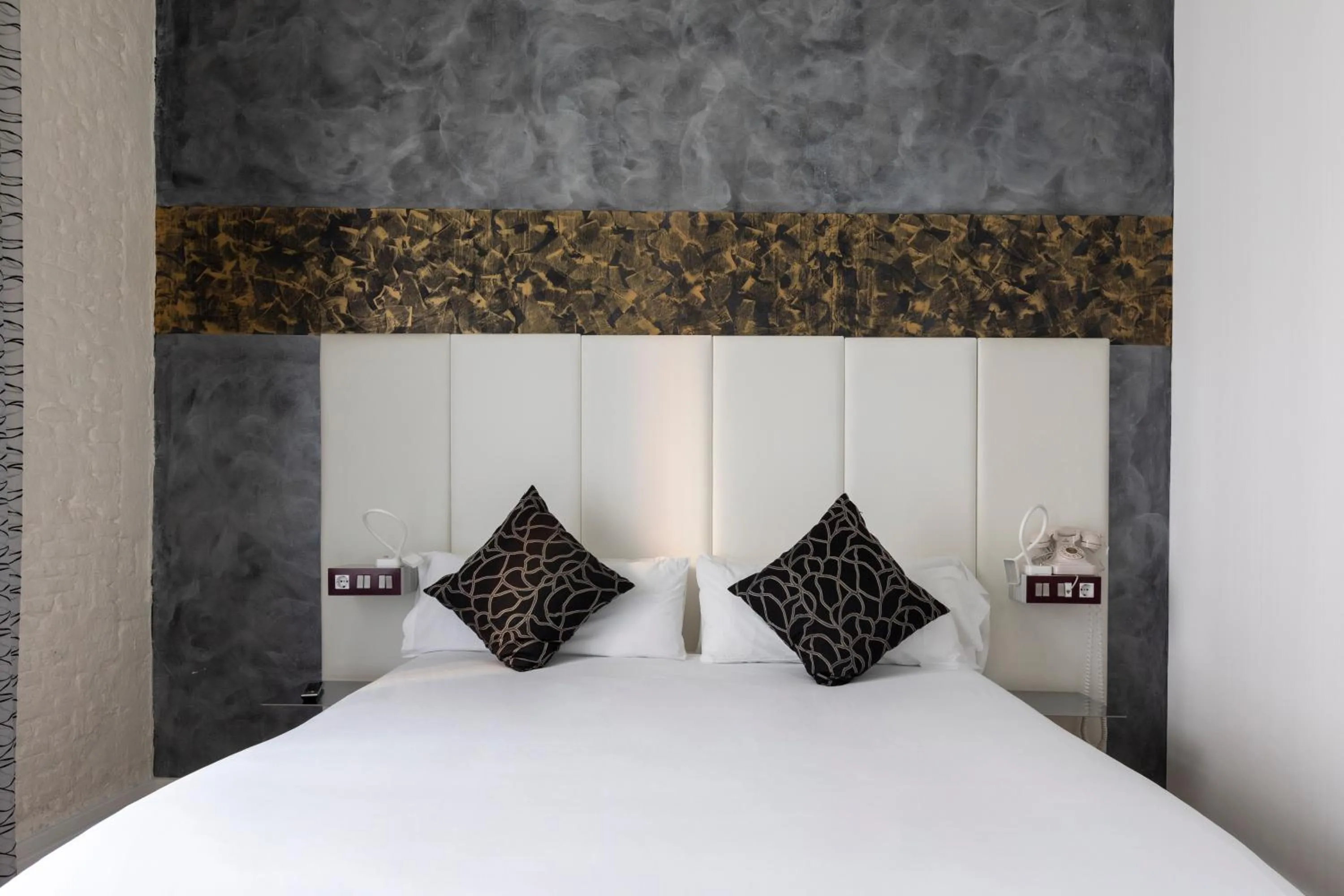 Bed in Petit Palace Savoy Alfonso XII