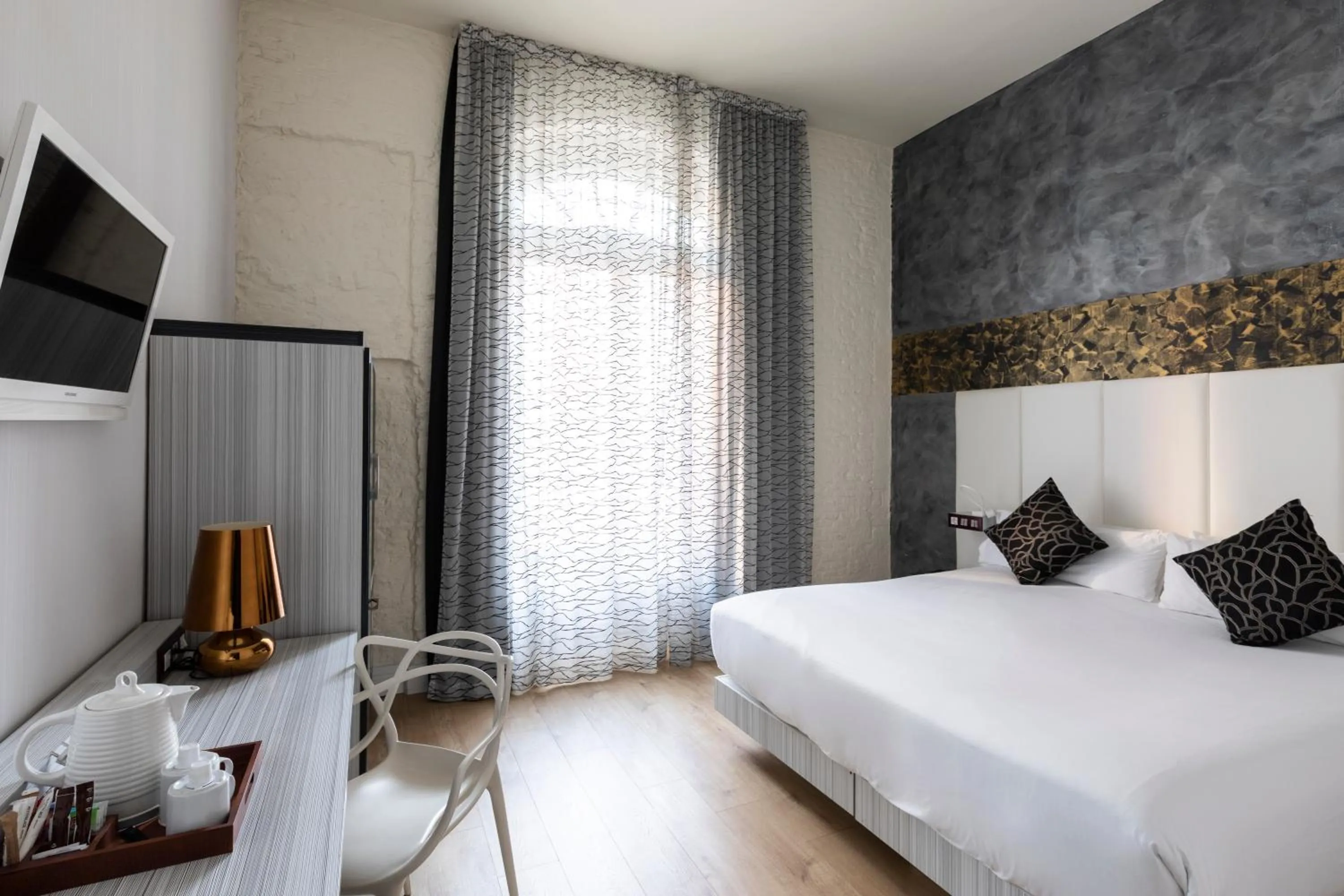 Bed in Petit Palace Savoy Alfonso XII