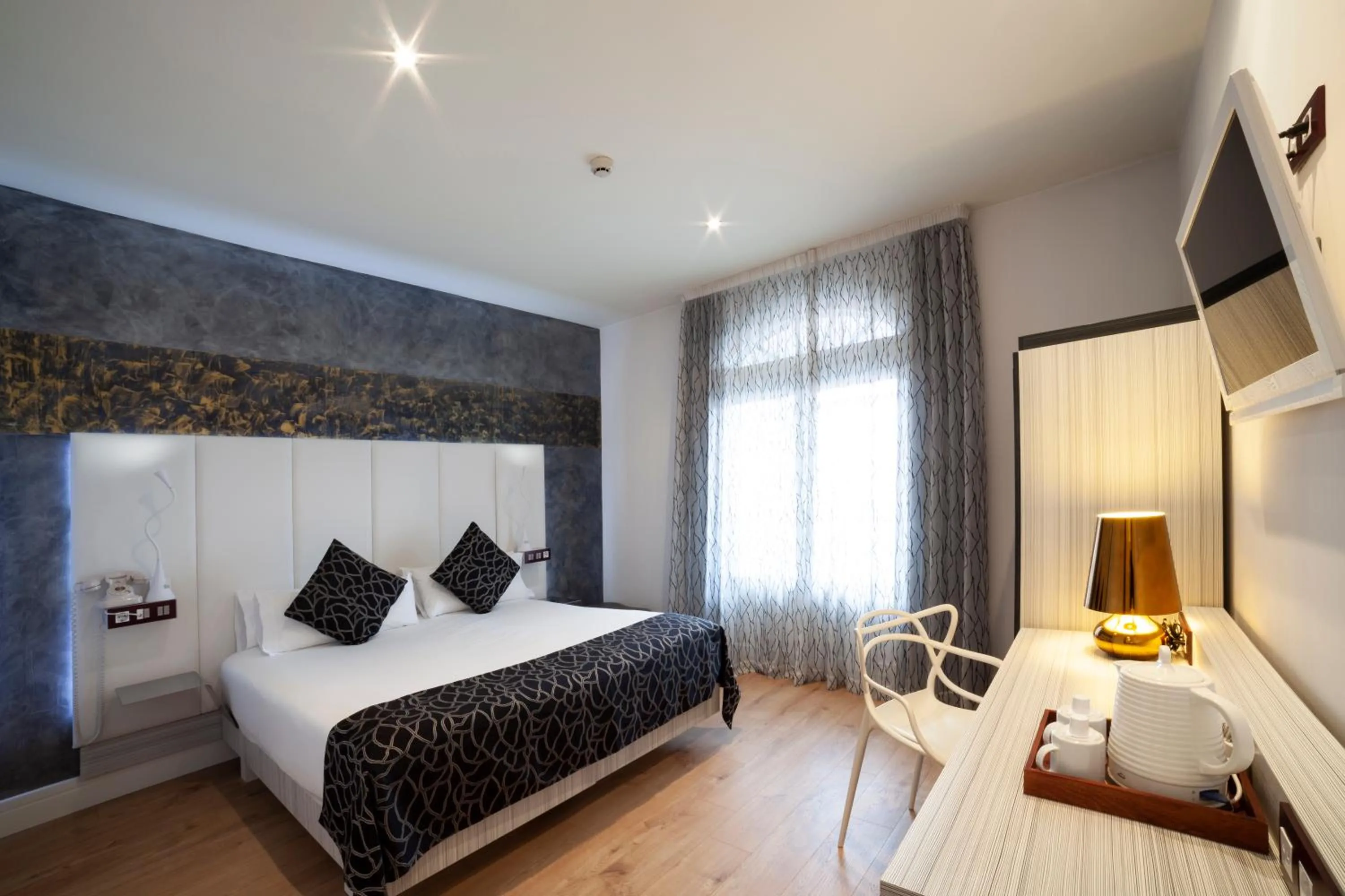 Bed in Petit Palace Savoy Alfonso XII