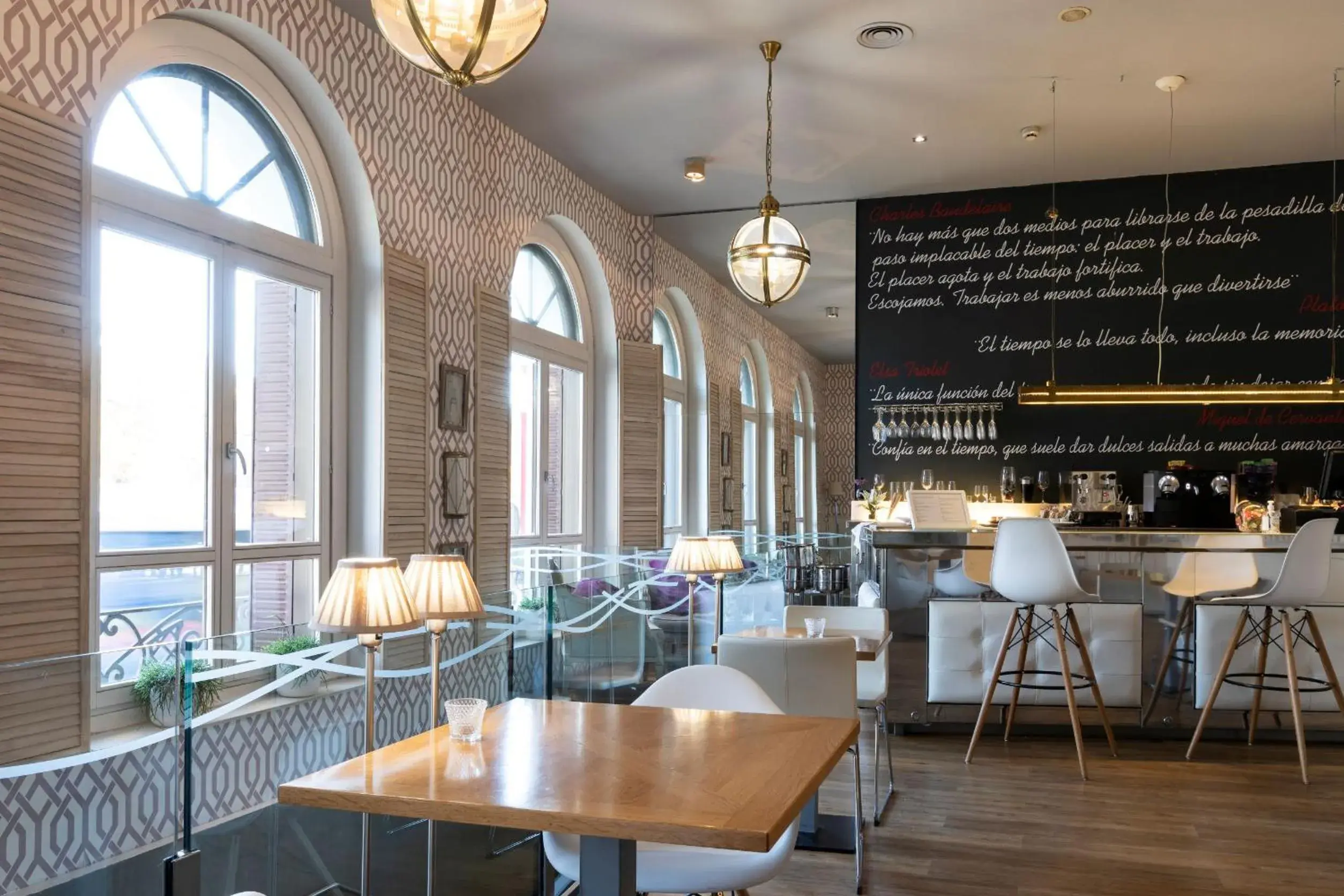 Lounge or bar in Petit Palace Savoy Alfonso XII Lounge or bar in Petit Palace Savoy Alfonso XII