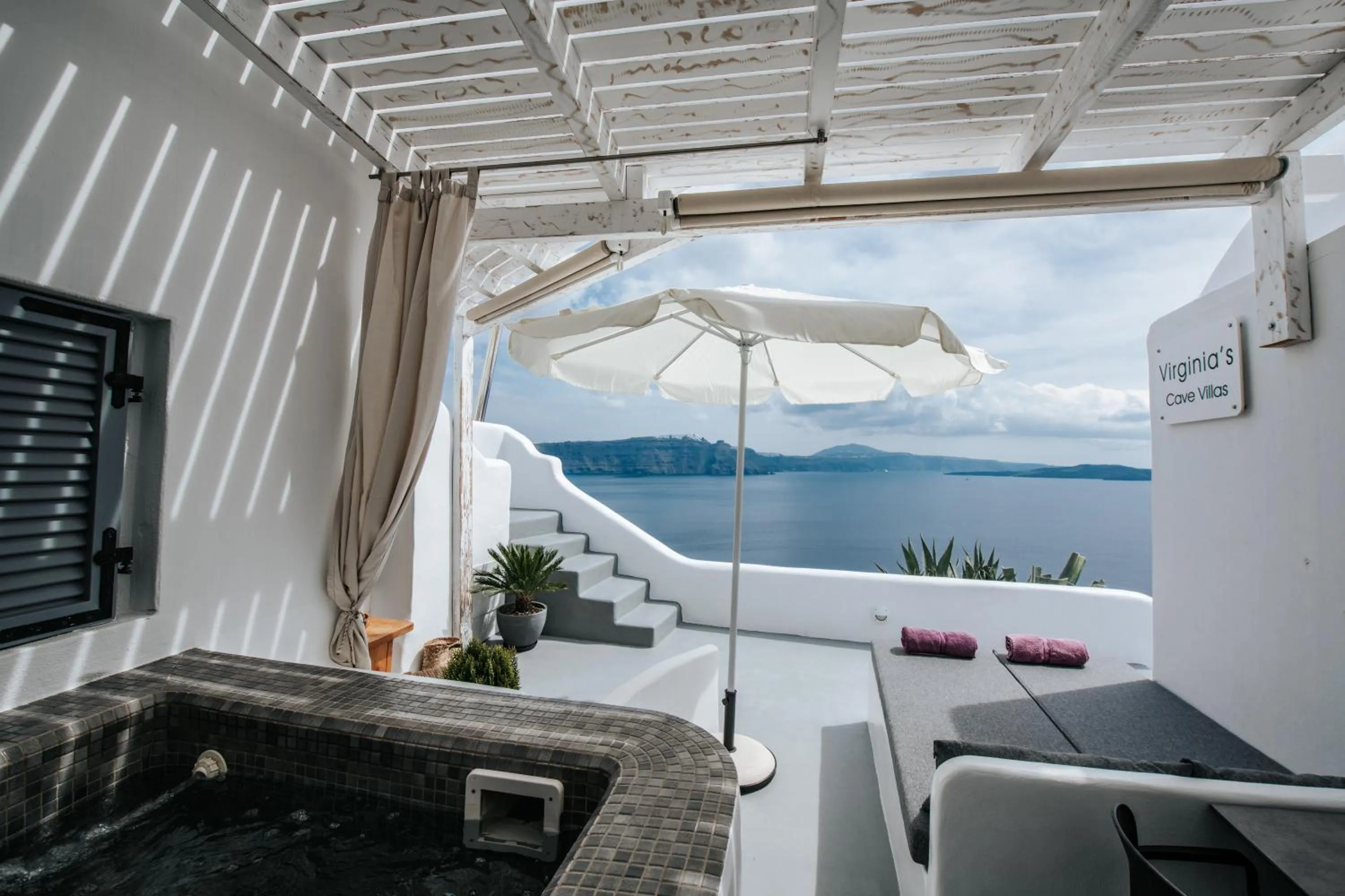 Hot Tub in Virginia's Cave Villas