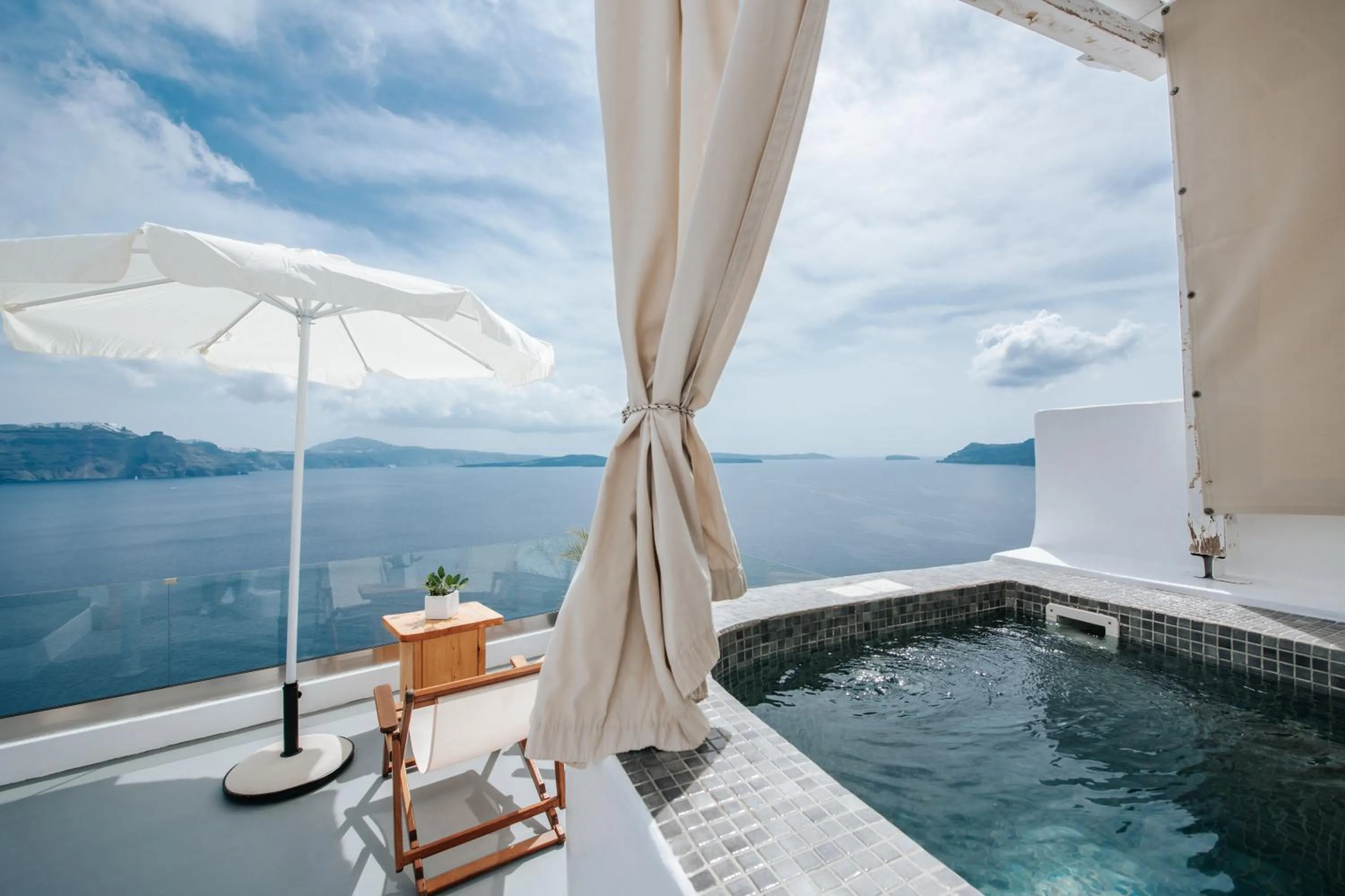 Hot Tub in Virginia's Cave Villas