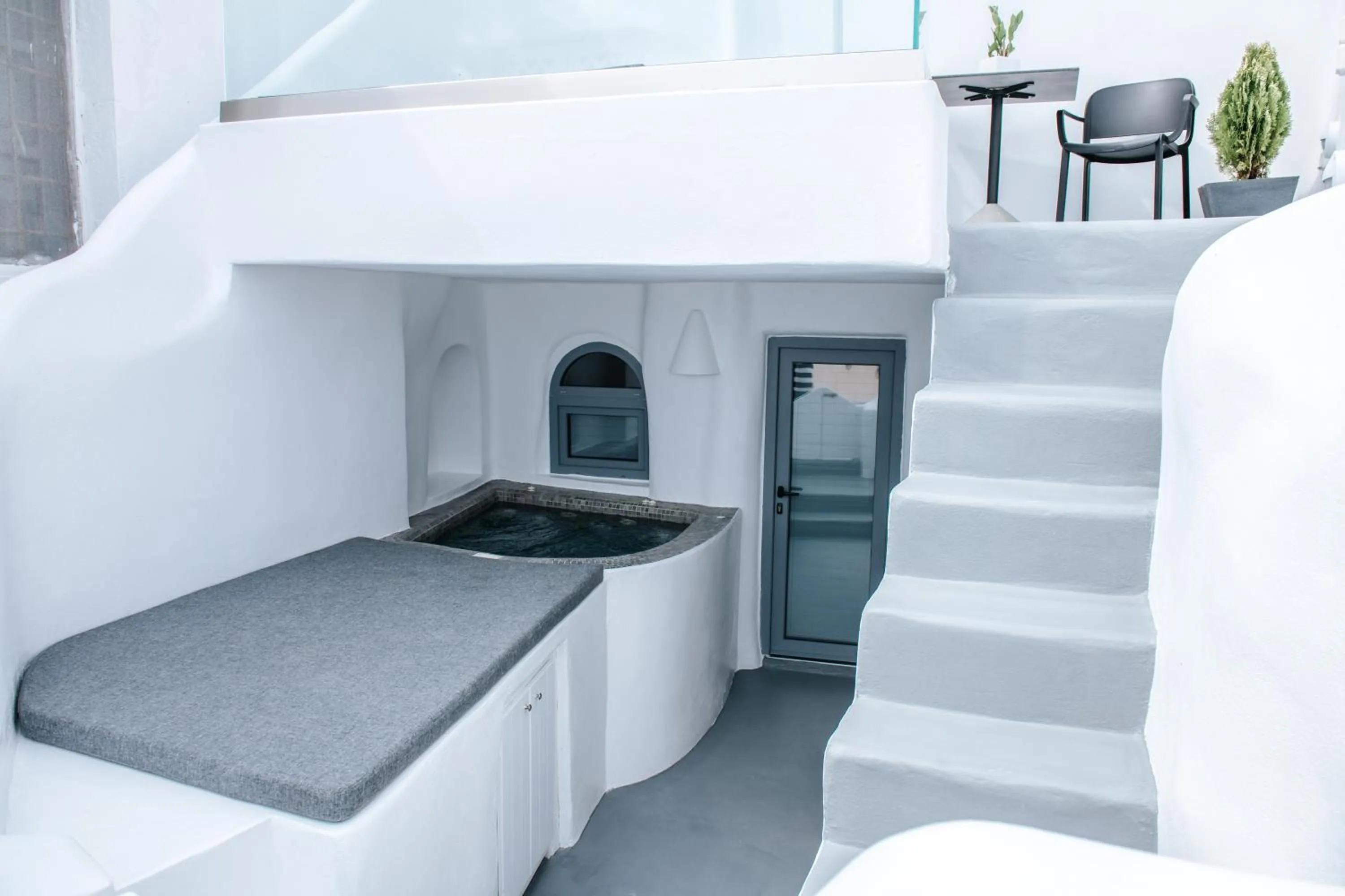 Hot Tub in Virginia's Cave Villas