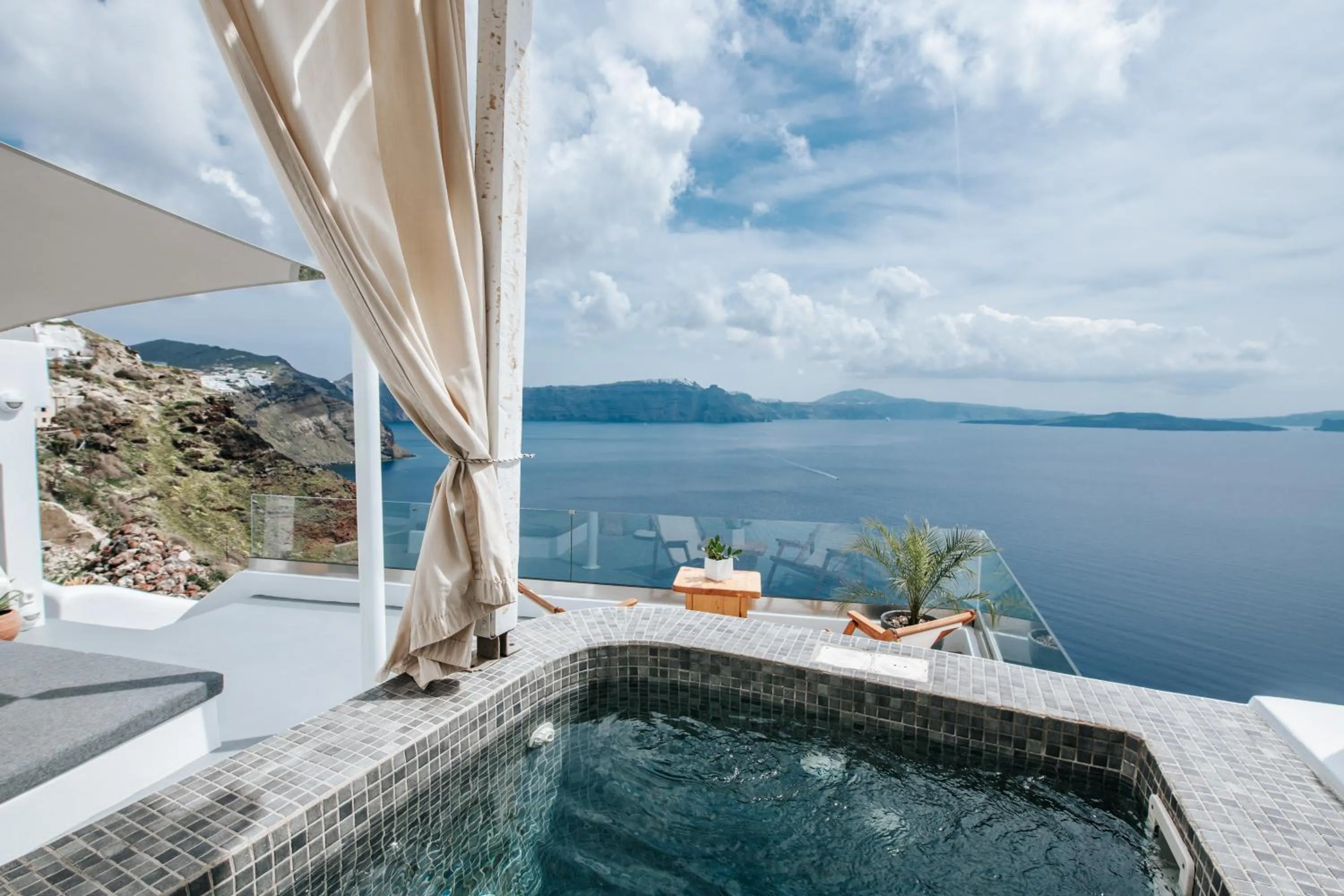 Hot Tub in Virginia's Cave Villas