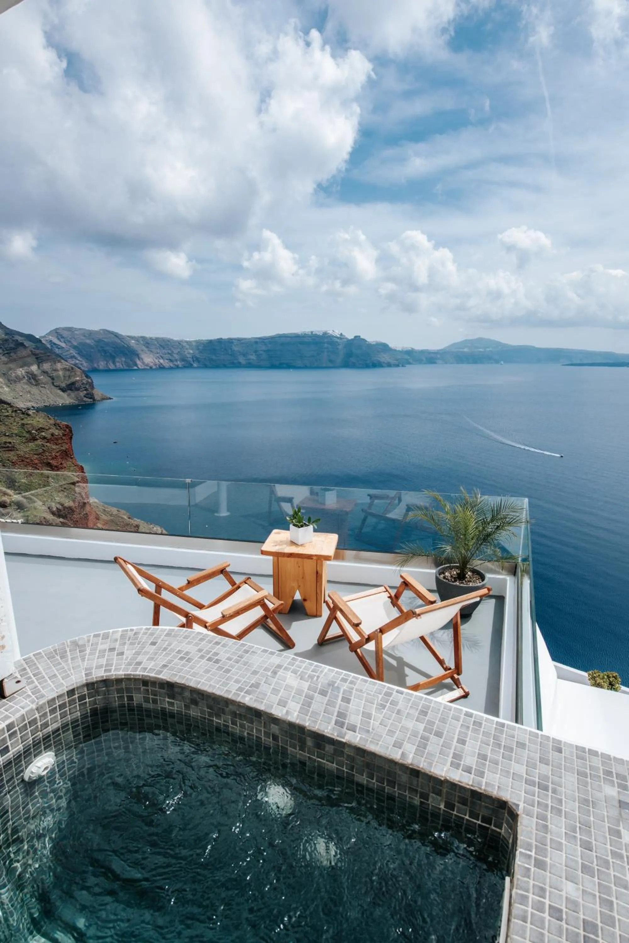 Hot Tub in Virginia's Cave Villas