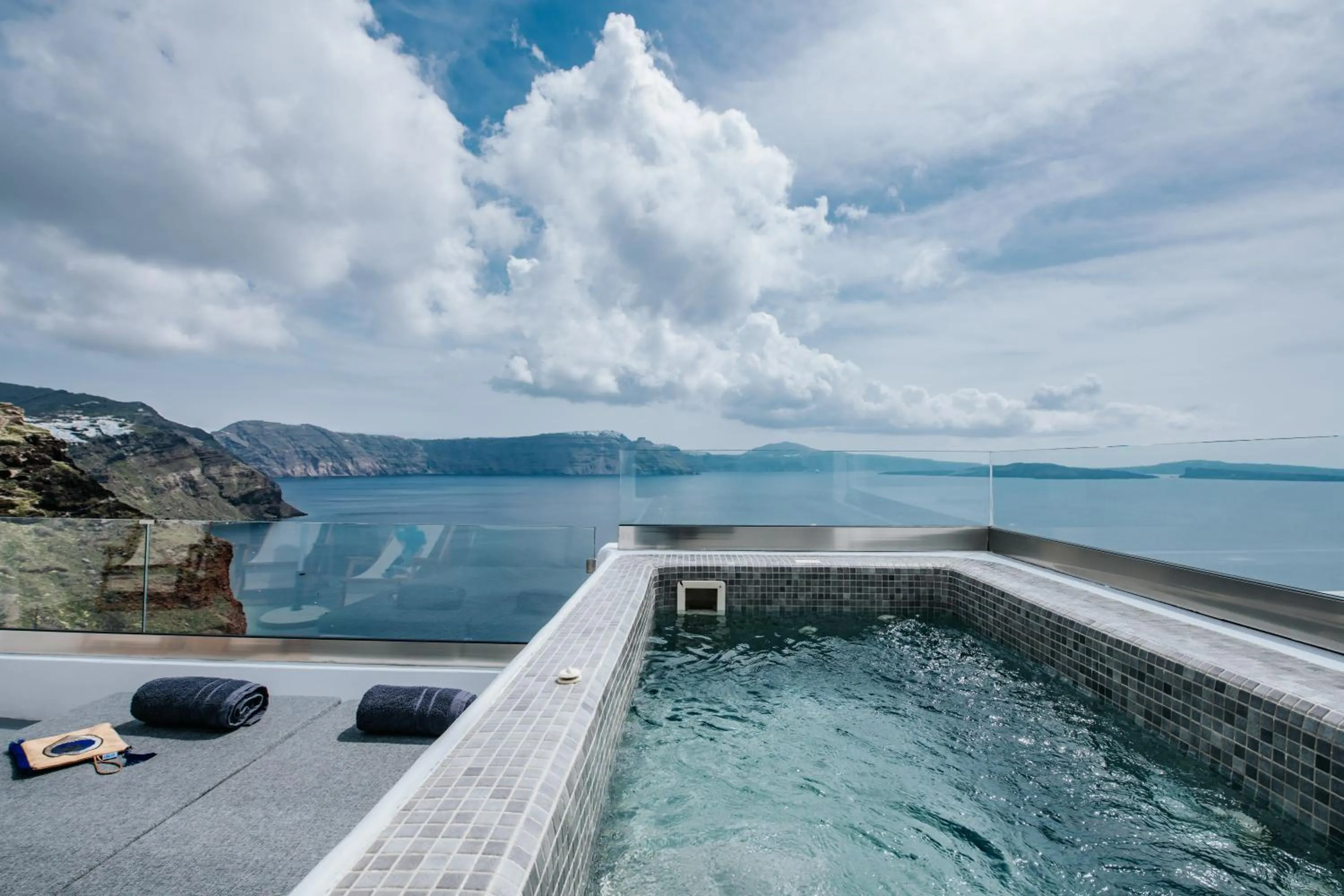 Hot Tub in Virginia's Cave Villas
