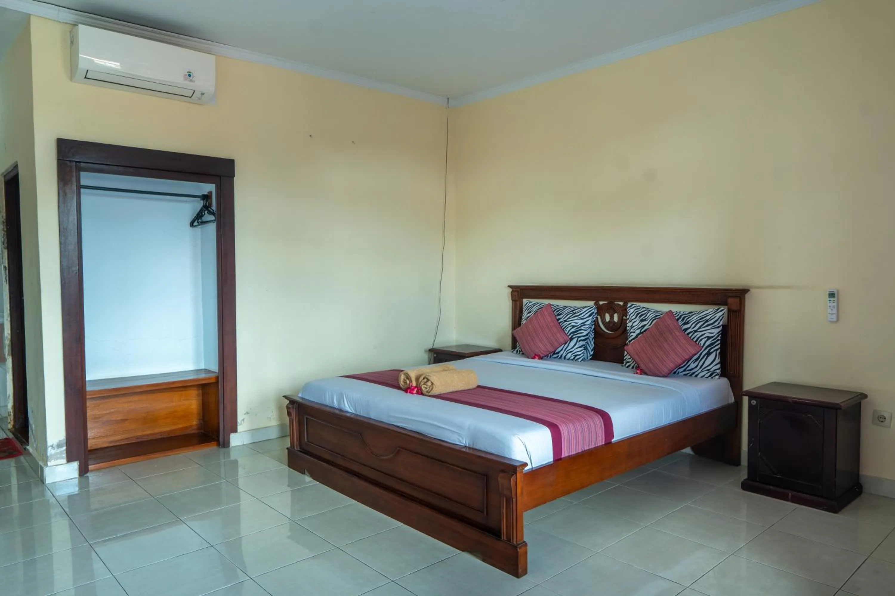 Bed in Warsa's Garden Bungalow and Spa
