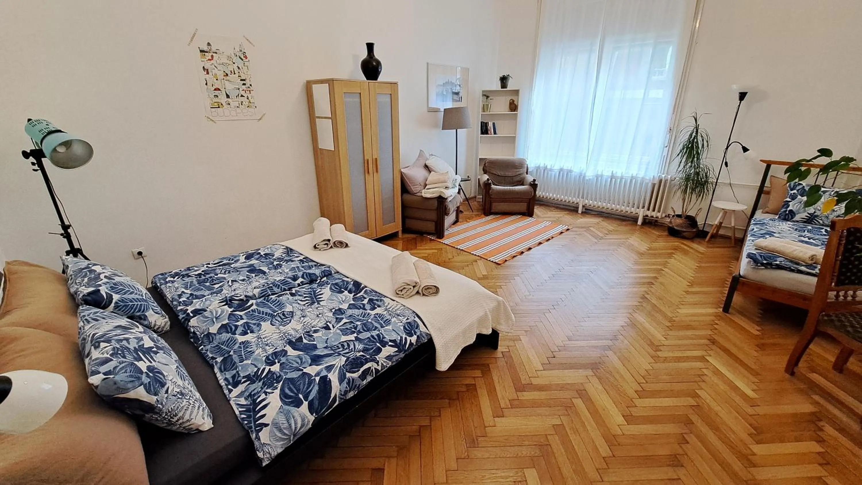 Photo of the whole room, Bed in Gaia Astoria