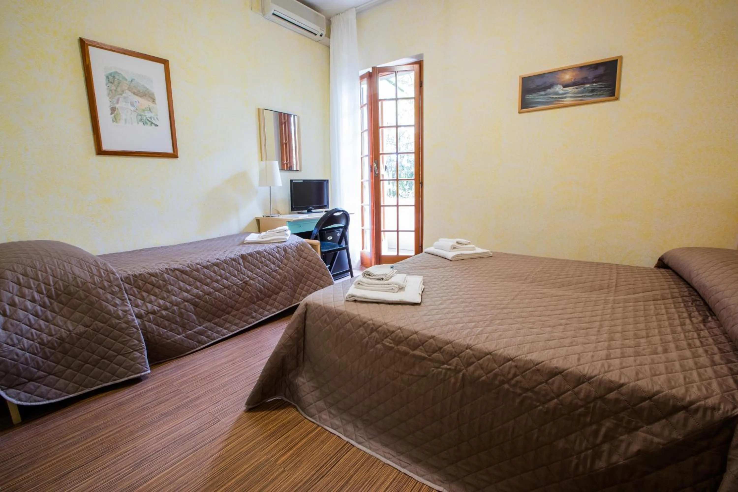 Bedroom in Hotel La Tavernetta dei Ronchi