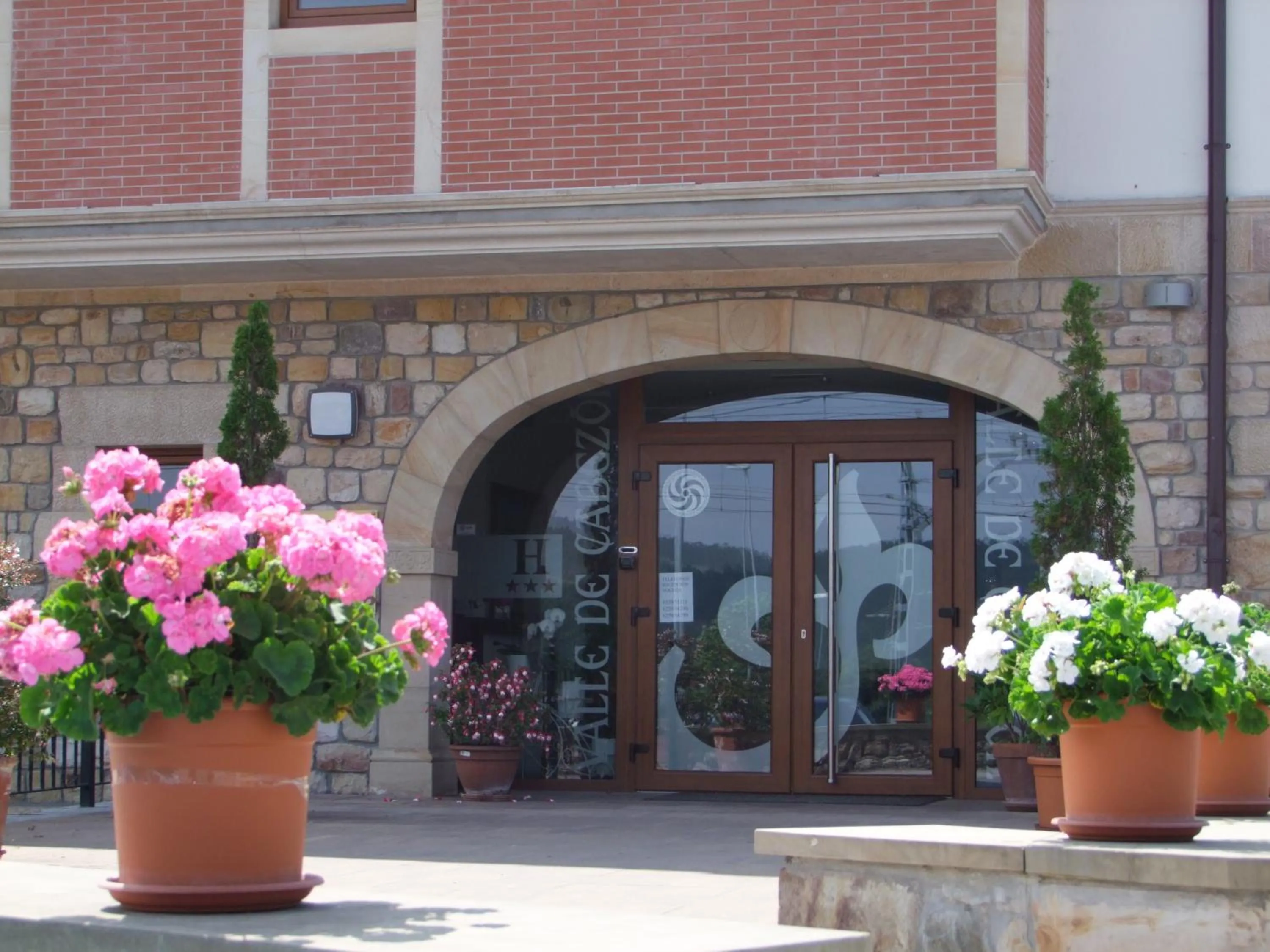 Facade/entrance in Hotel Valle de Cabezón