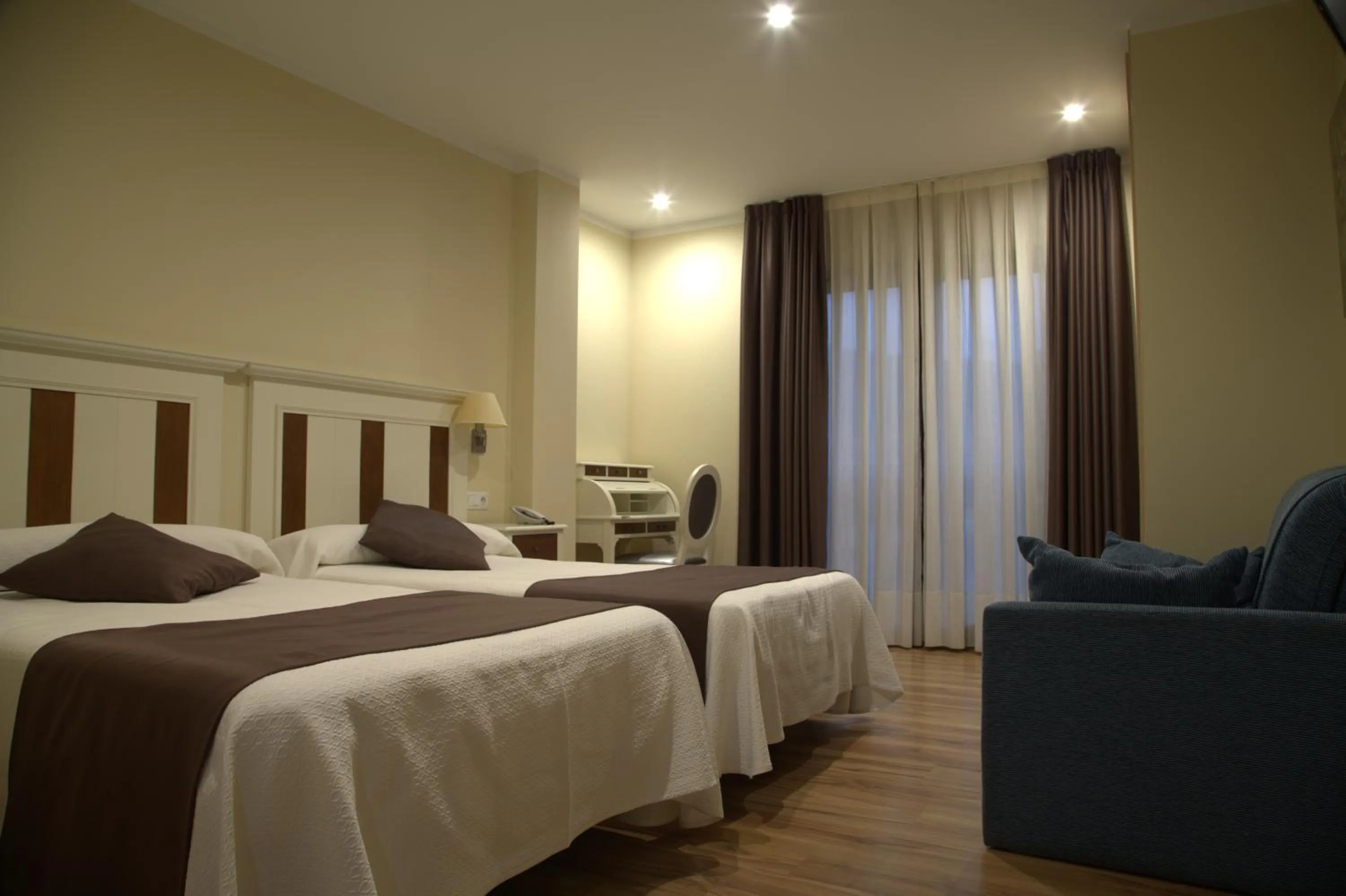 Bedroom, Bed in Hotel Valle de Cabezón