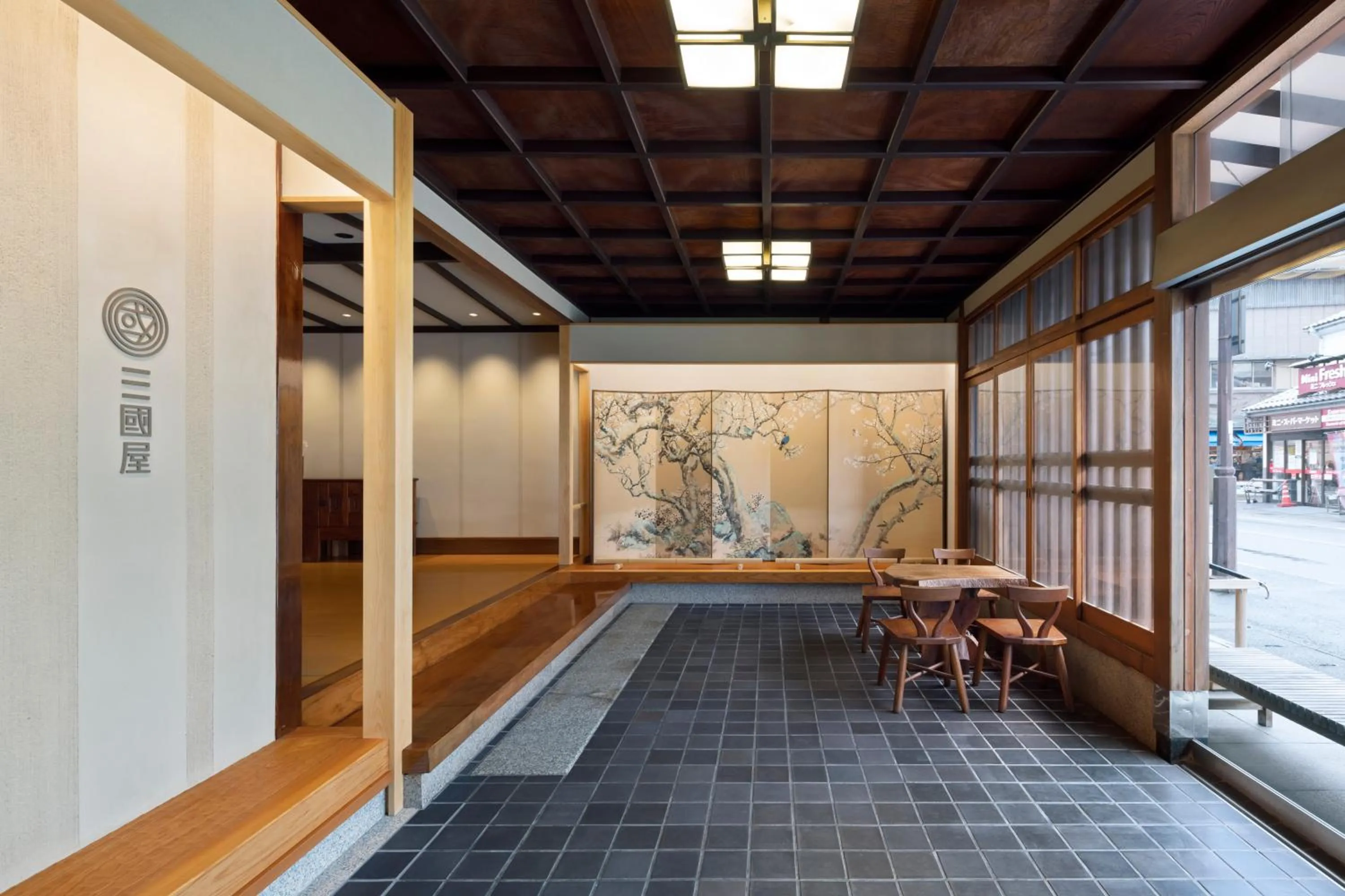 Area and facilities in Mikuniya