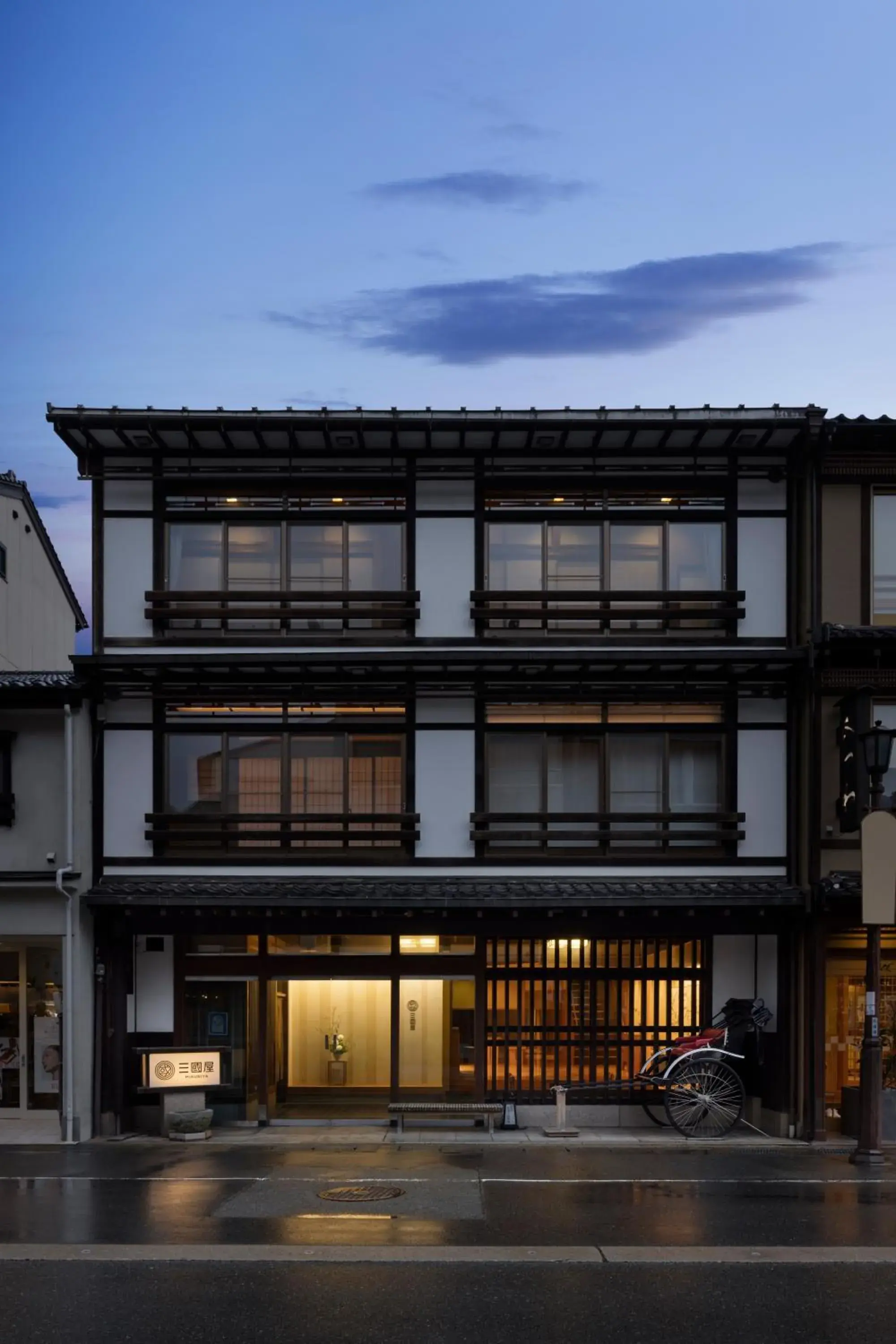 Property building in Mikuniya Property building in Mikuniya