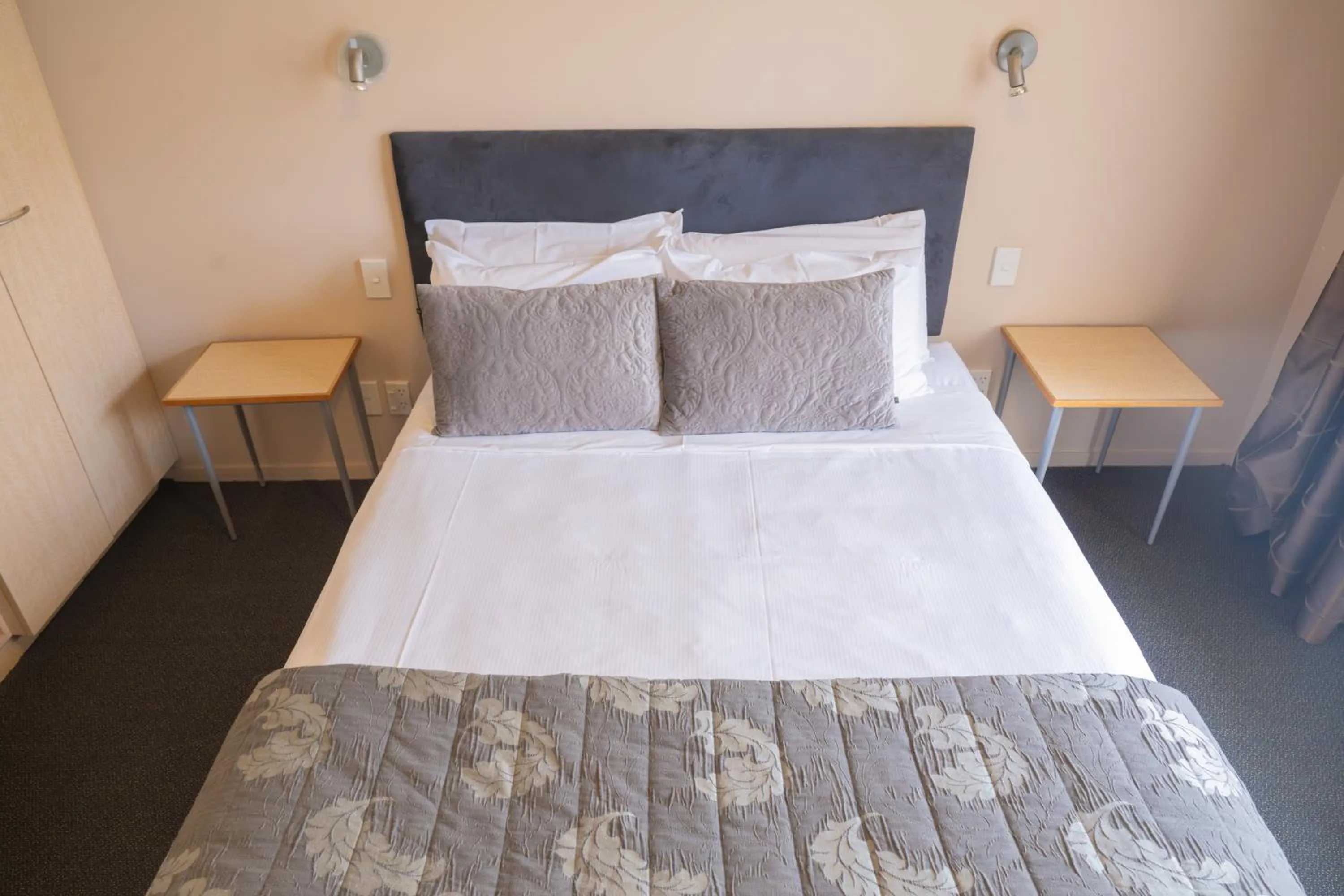 Bed in Victoria Court Motor Lodge - Free Parking