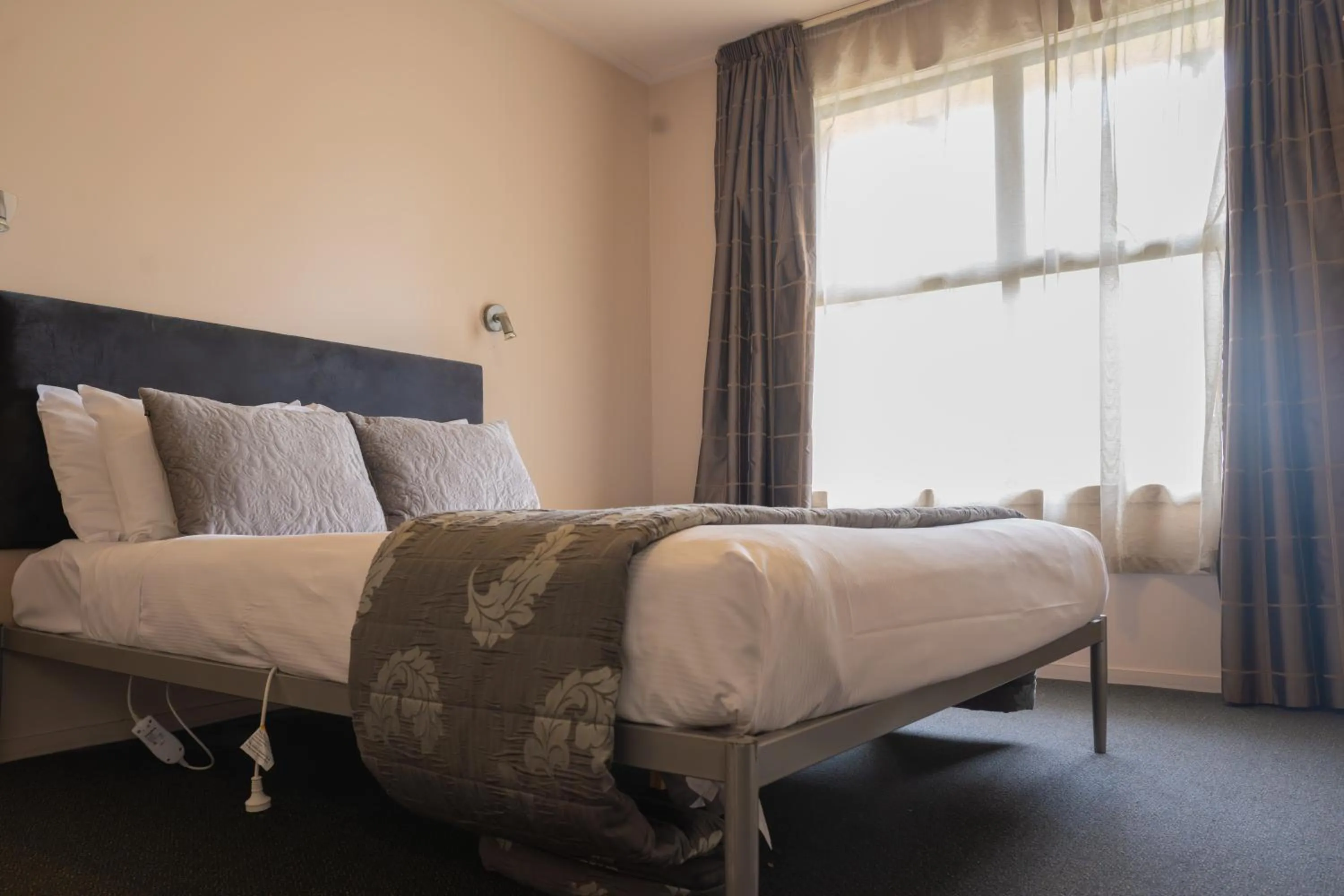 Bed in Victoria Court Motor Lodge - Free Parking