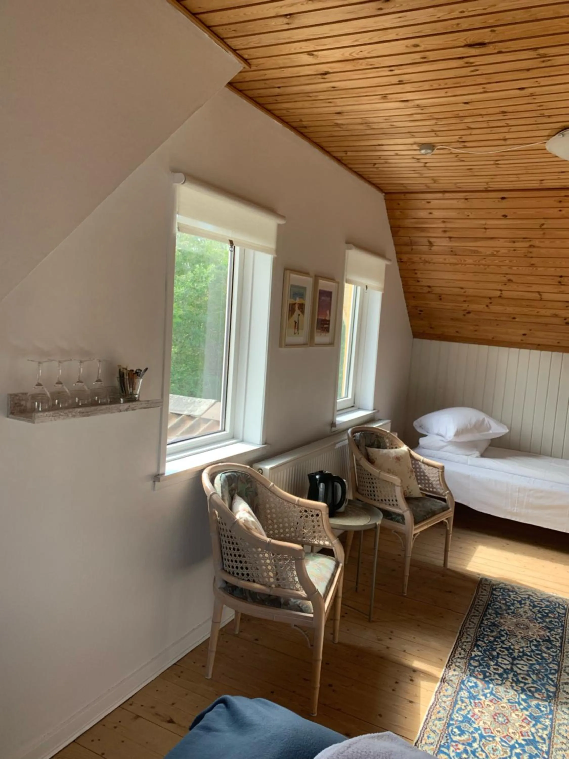 Seating area, Bed in Hotel Kirkedal B&B