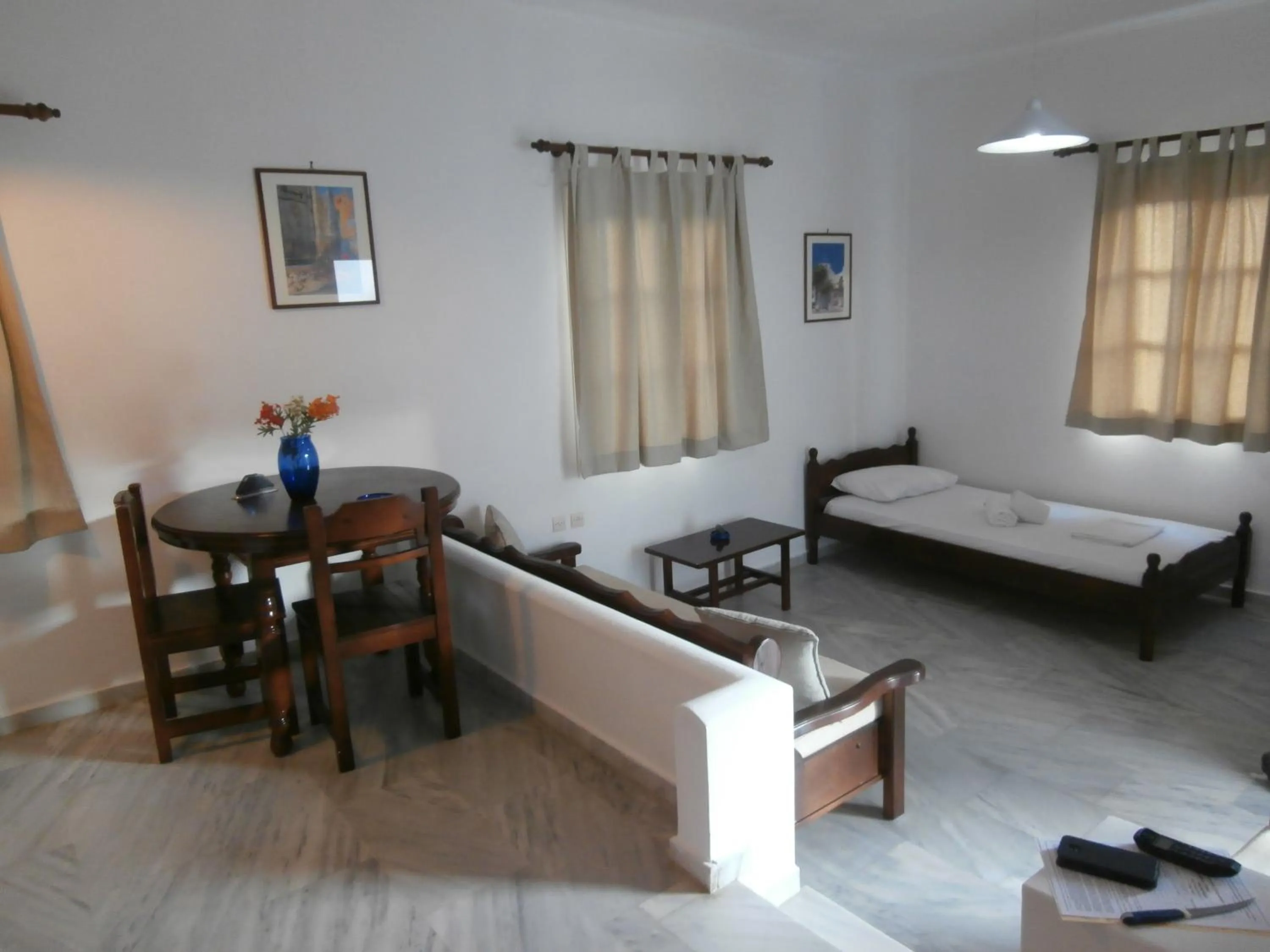 Inner courtyard view, Bed in Kionia Galini Bangalows