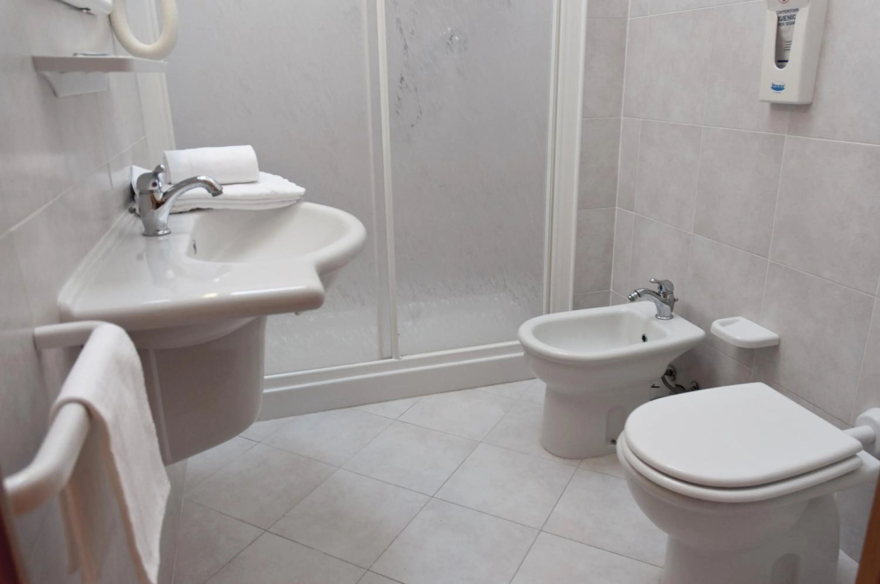 Shower in Ghiacci Vecchi Residence