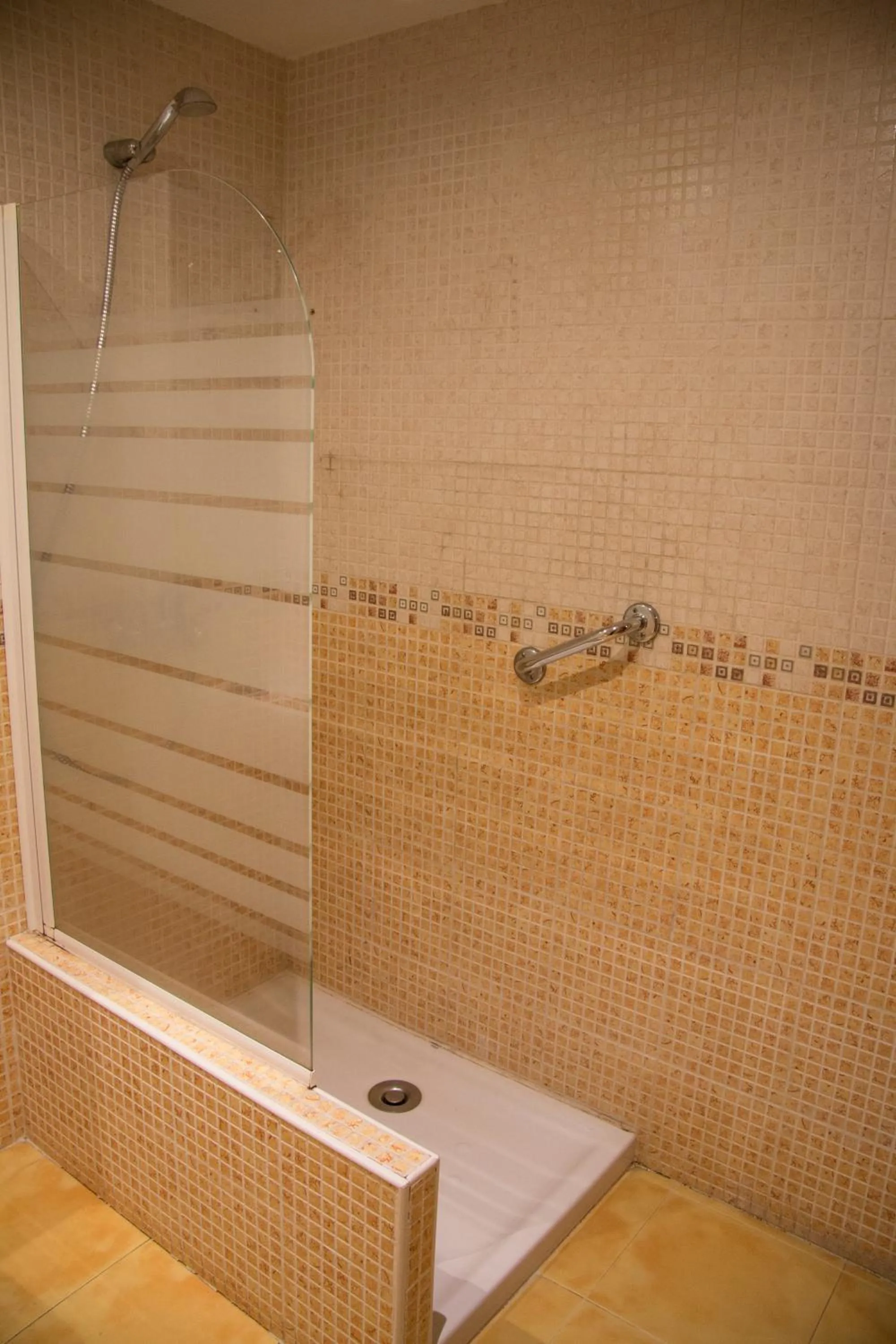 Shower in Apartahotel Rural CollaRubio Luxury