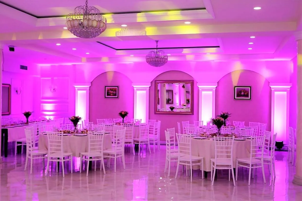 Restaurant/places to eat in Prince Hotel