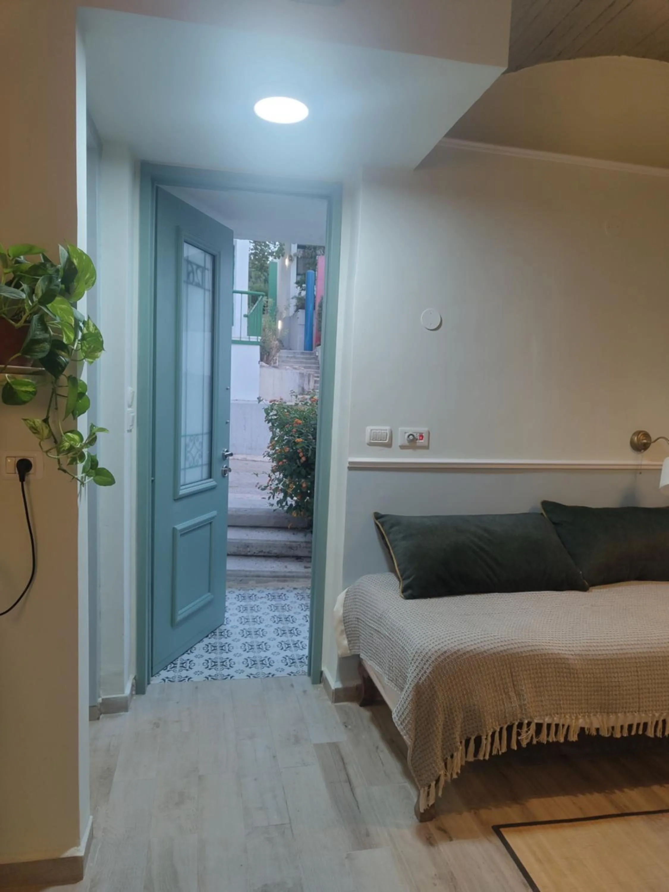 Facade/entrance, Bed in Neve Shalom Hotel