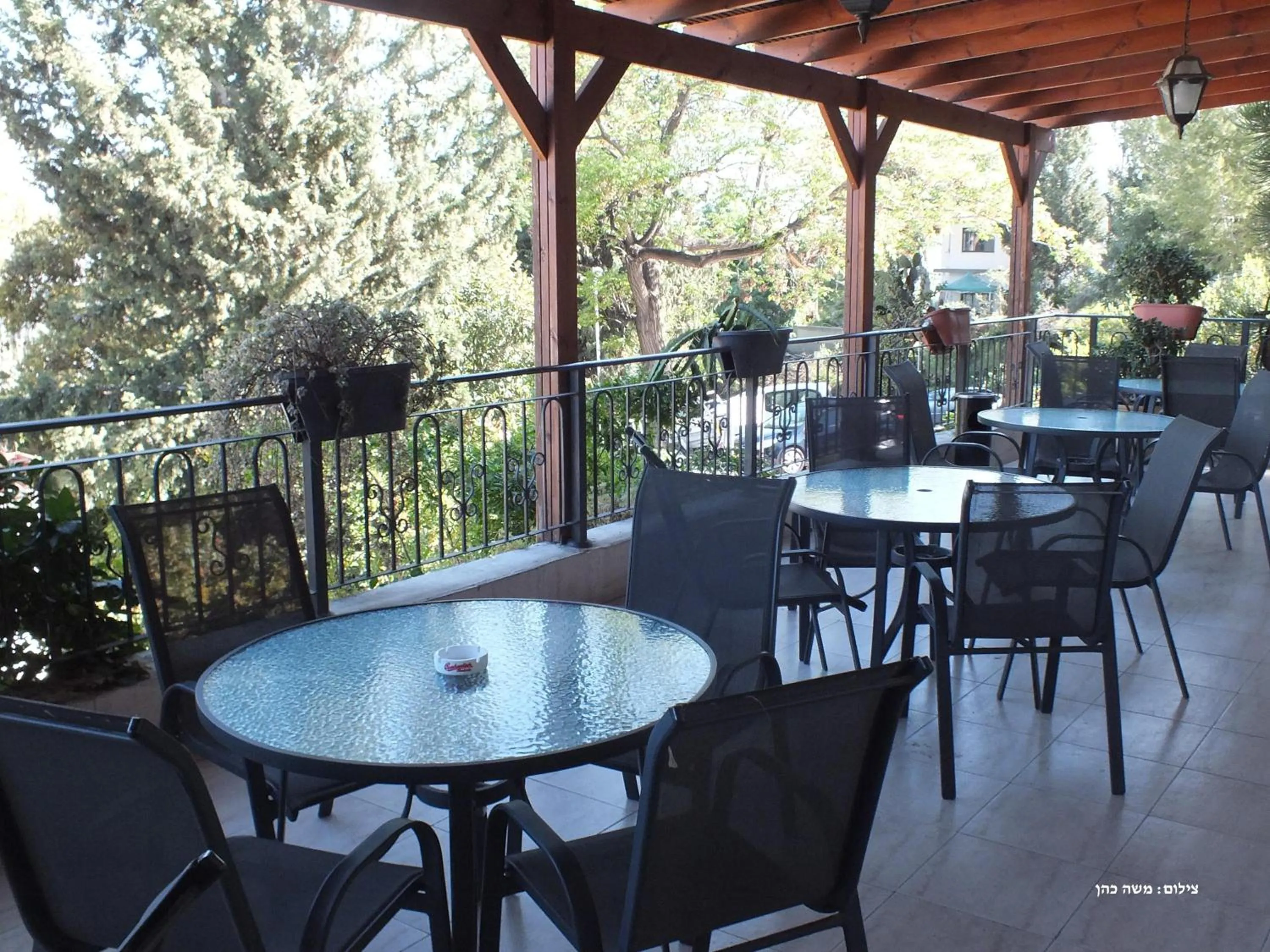 Restaurant/places to eat in Neve Shalom Hotel