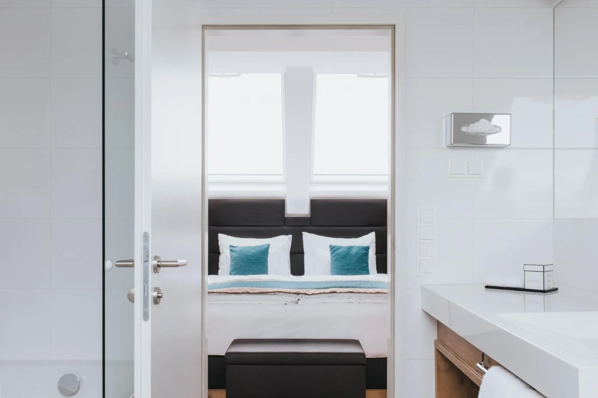 Bathroom, Bed in Parks 73 The Townhouse Hotel