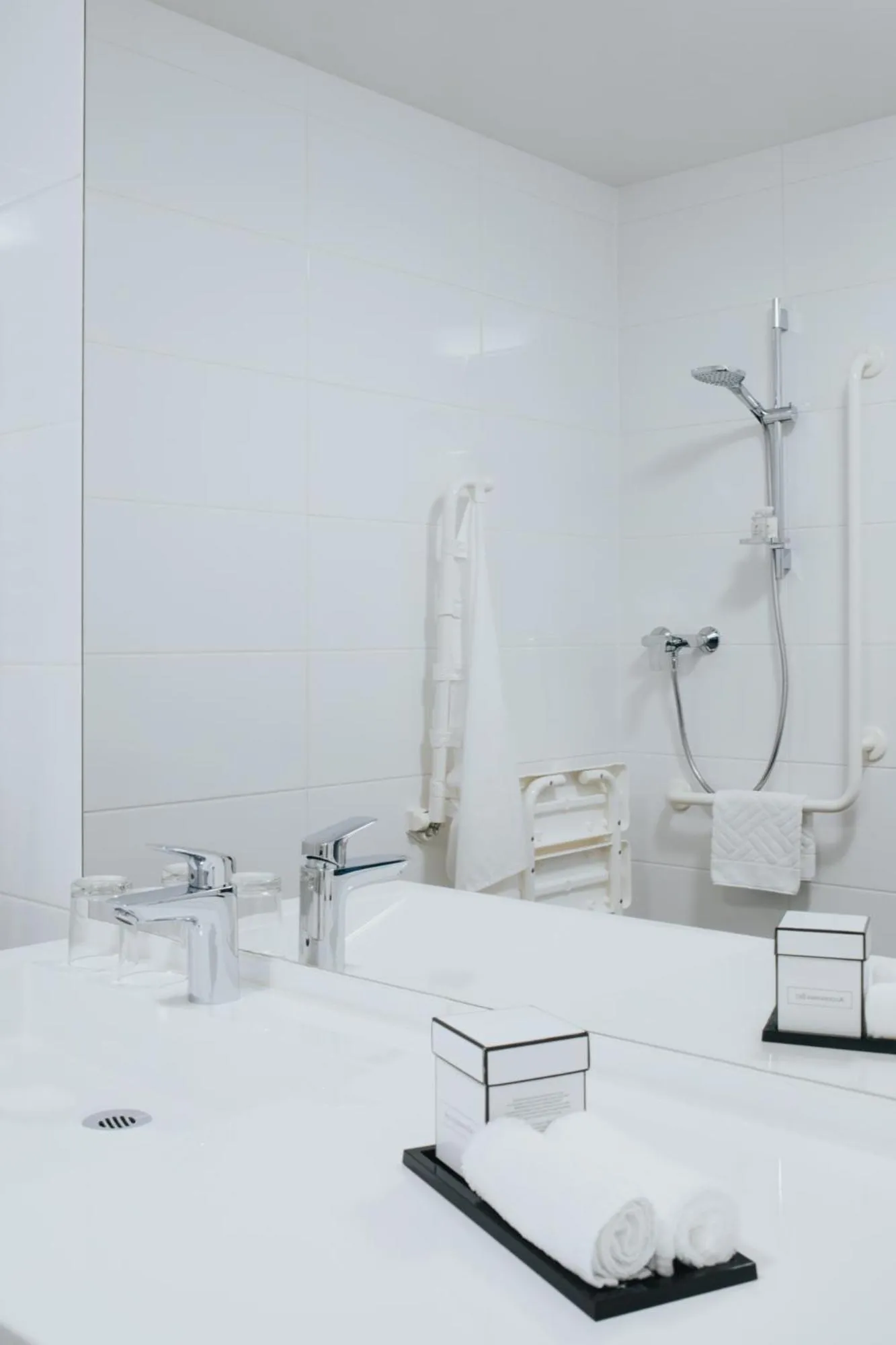 Shower in Parks 73 The Townhouse Hotel