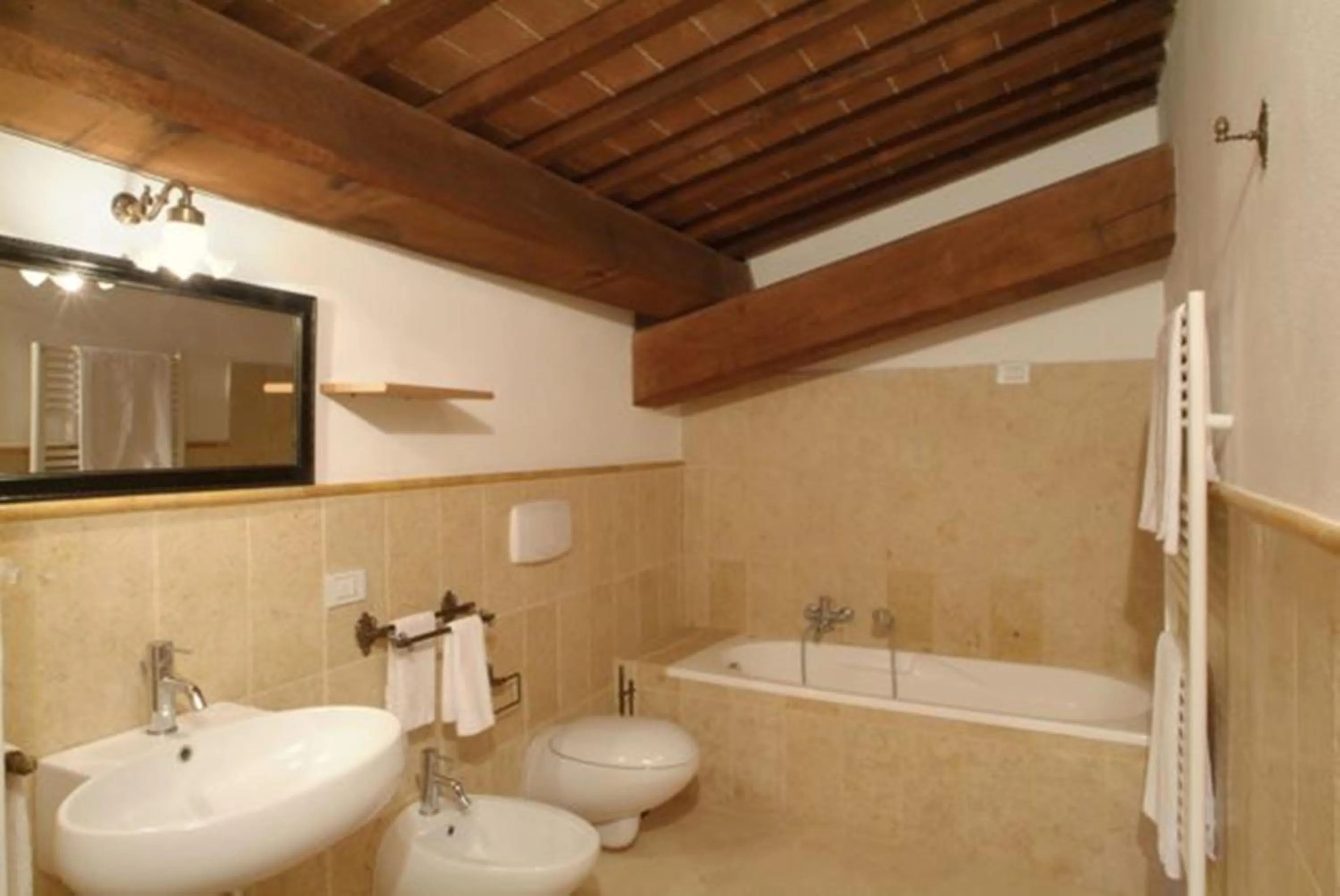 Three-Bedroom Apartment - Separate Building in Agriturismo diffuso Tenuta Armaiolo - widespread farmhouse