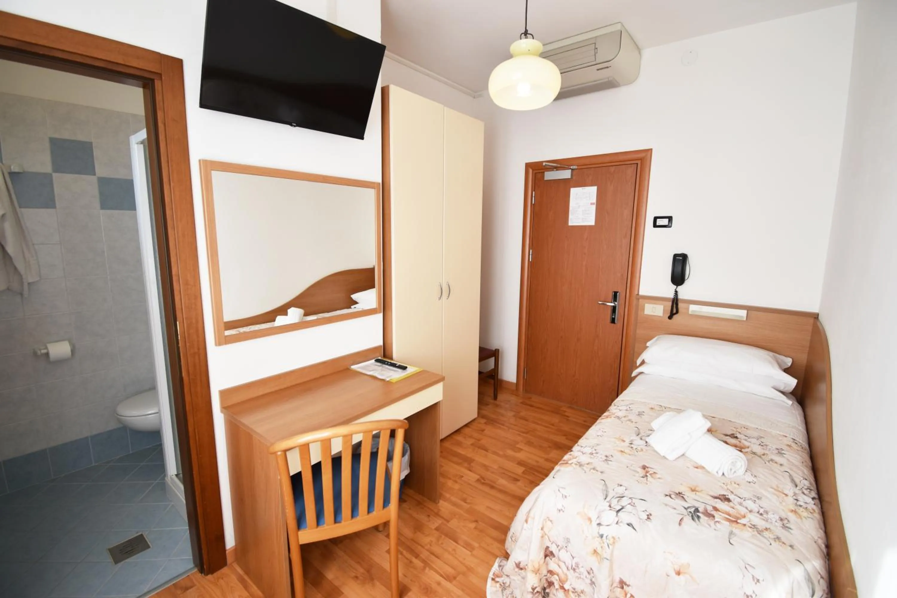 TV and multimedia, Bed in Hotel Galles