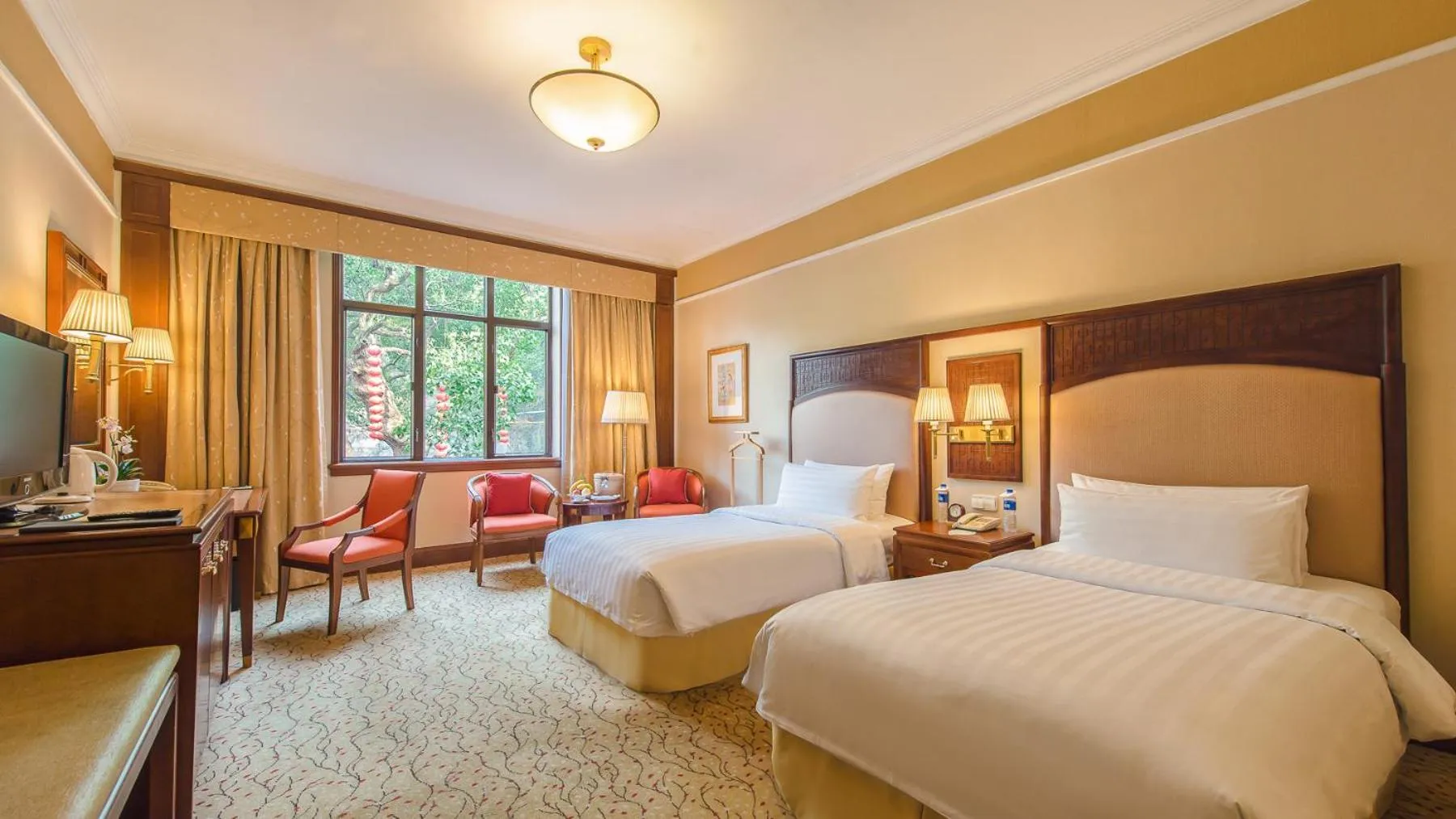 Mountain view, Bed in Shangri-La Hangzhou - The back garden of West Lake