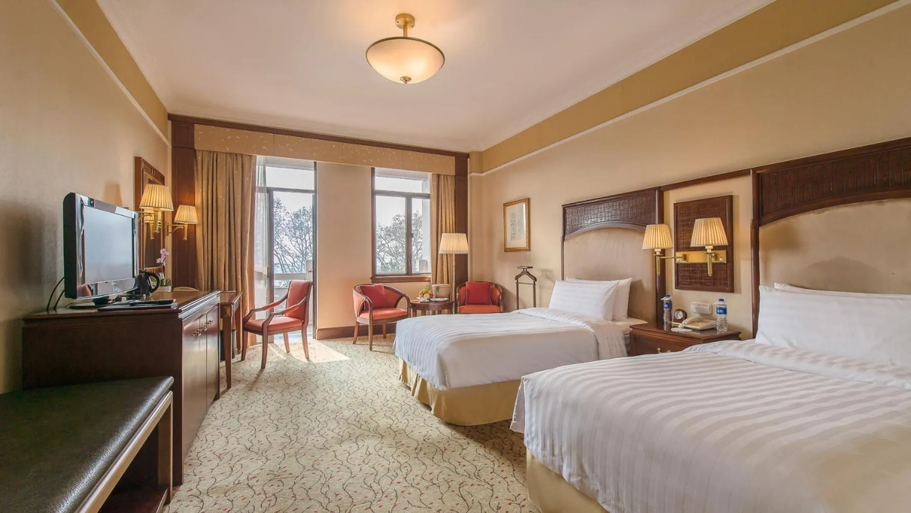 Garden view, Bed in Shangri-La Hangzhou - The back garden of West Lake