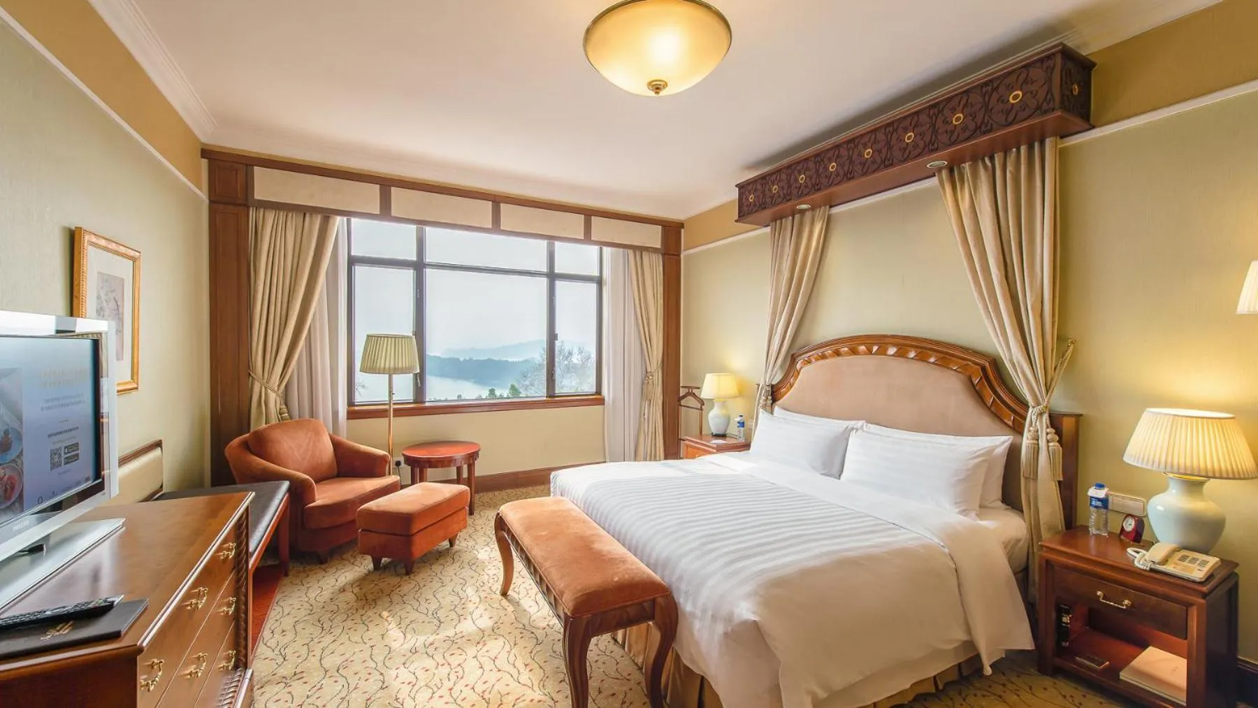 Bedroom, Bed in Shangri-La Hangzhou - The back garden of West Lake