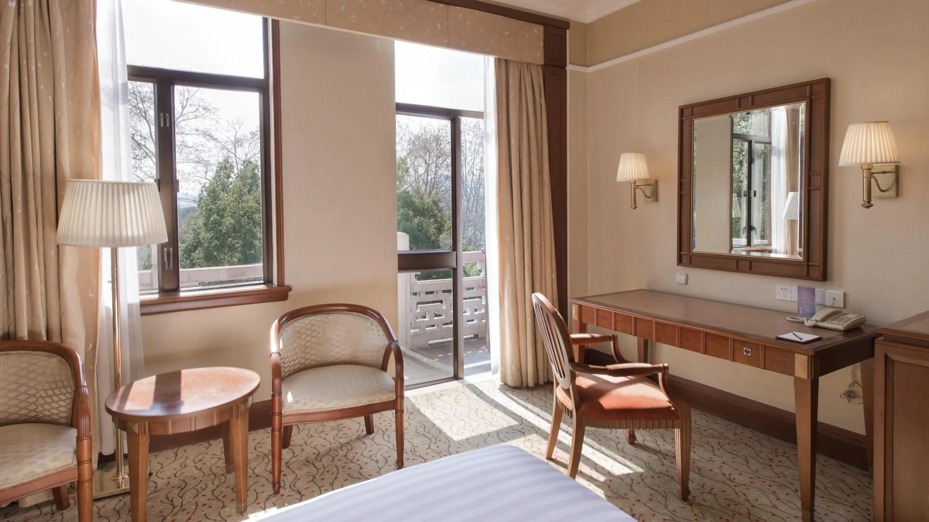 Balcony/Terrace, Bed in Shangri-La Hangzhou - The back garden of West Lake