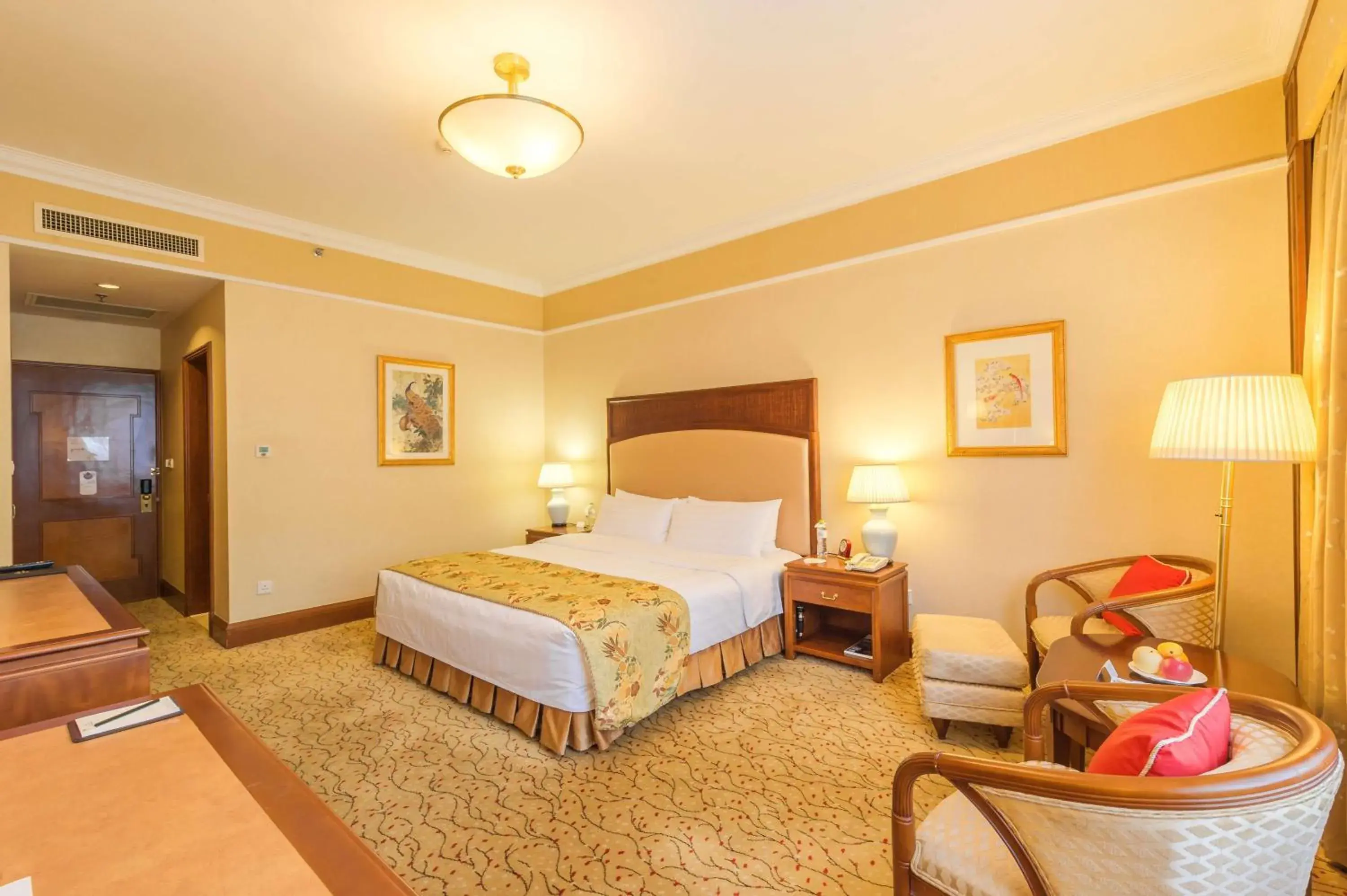 Photo of the whole room, Bed in Shangri-La Hangzhou - The back garden of West Lake Photo of the whole room, Bed in Shangri-La Hangzhou - The back garden of West Lake