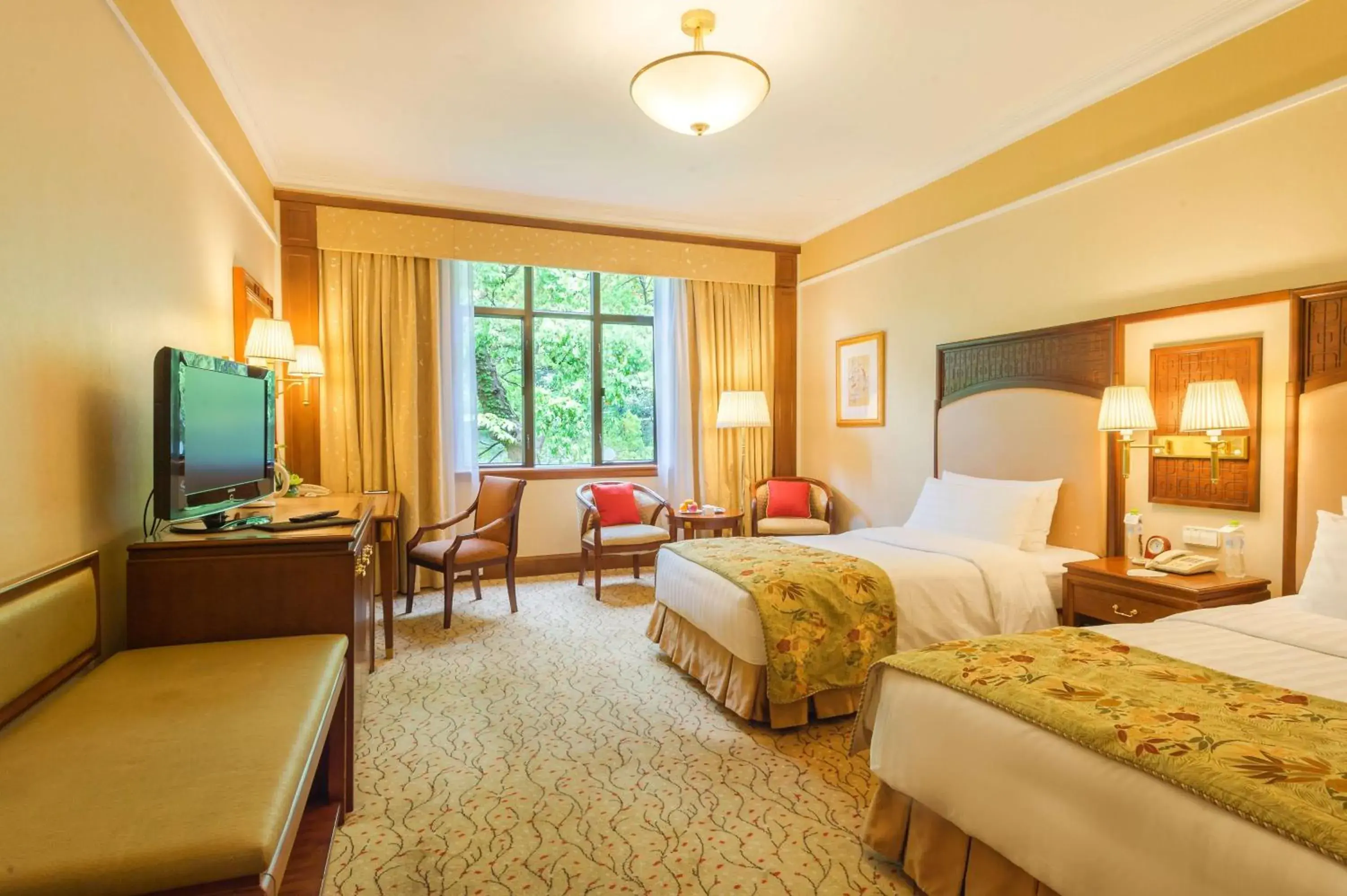 Photo of the whole room, Bed in Shangri-La Hangzhou - The back garden of West Lake Photo of the whole room, Bed in Shangri-La Hangzhou - The back garden of West Lake